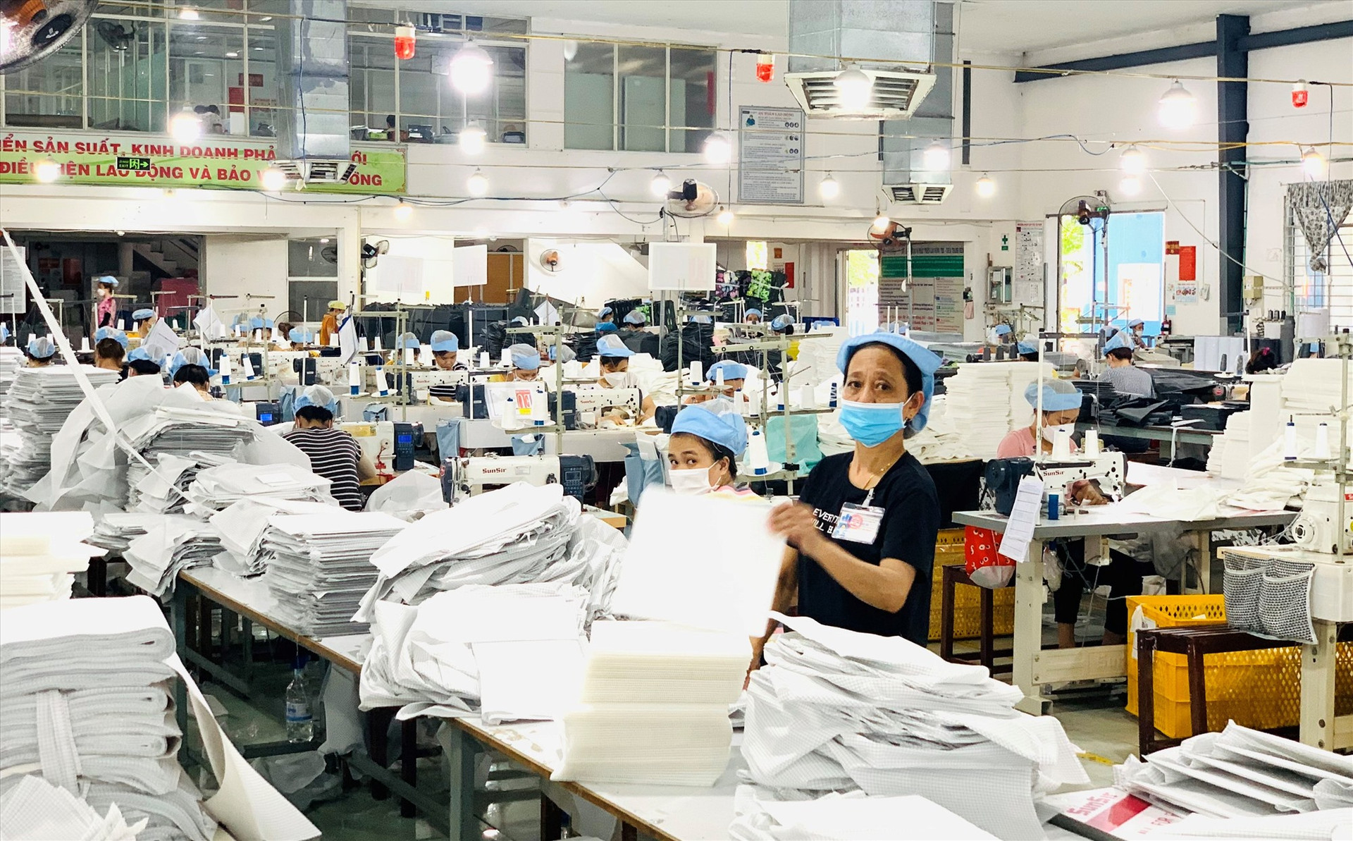 9 tháng qua, lĩnh vực sản xuất công nghiệp của Duy Xuyên tiếp tục phát triển mạnh.  Ảnh: T.N