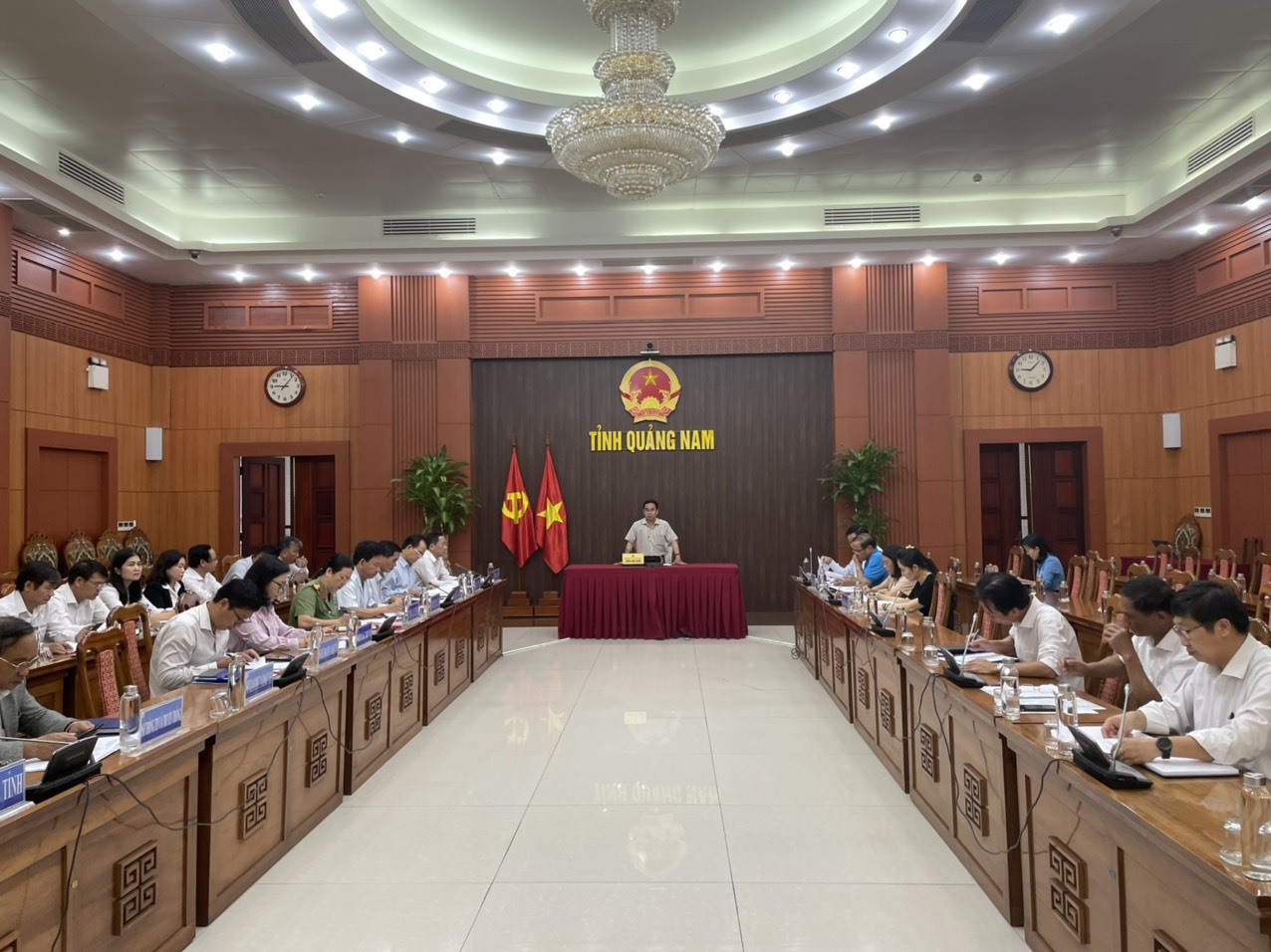 Phó Chủ tịch UBND tỉnh Trần Anh Tuấn chủ trì cuộc họp.