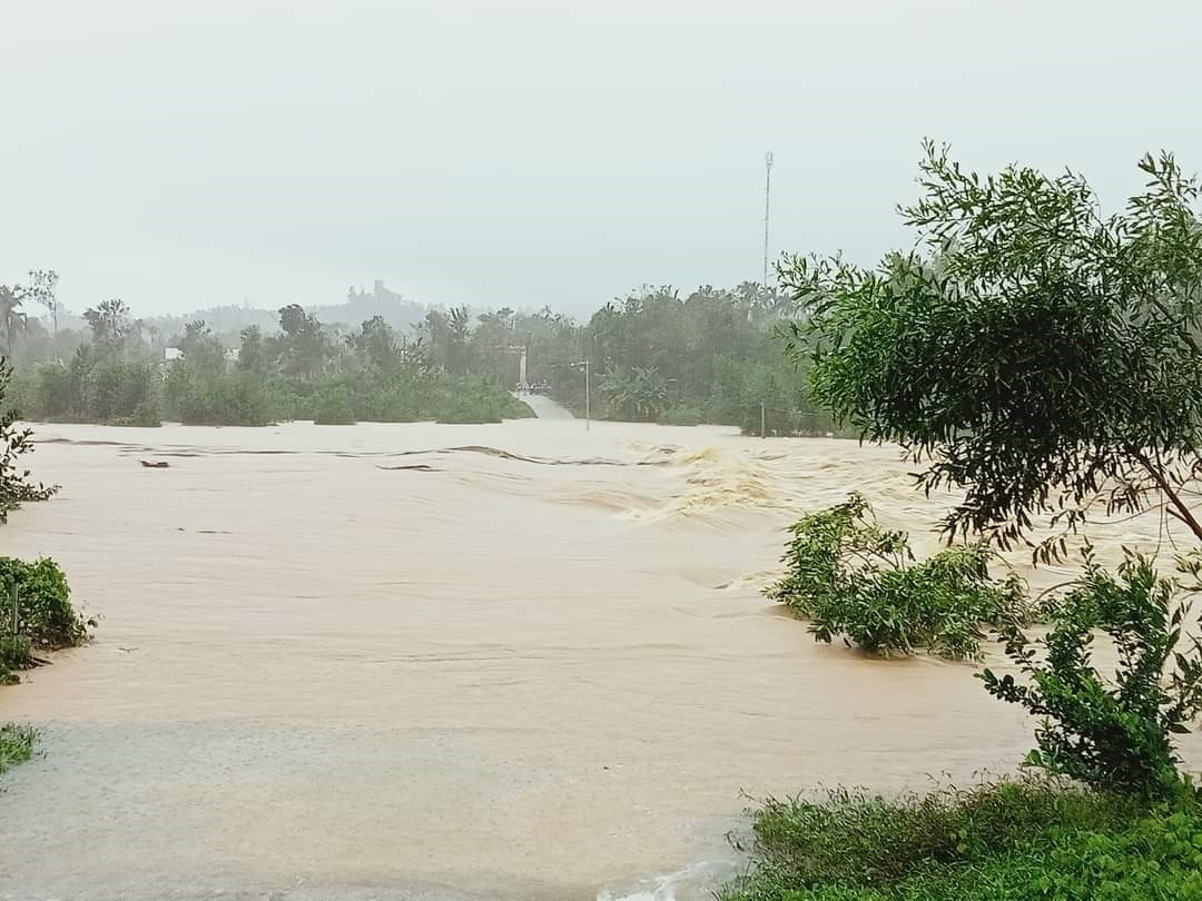 Nước dâng cao cô lập một tràn cầu sông Tiên tại xã Tiên Lộc. Ảnh: DL
