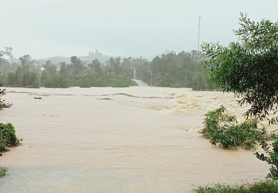 Nước lũ dâng cao tại xã Tiên Lộc (Tiên Phước) vào chiều nay 10.10. Ảnh: D.L