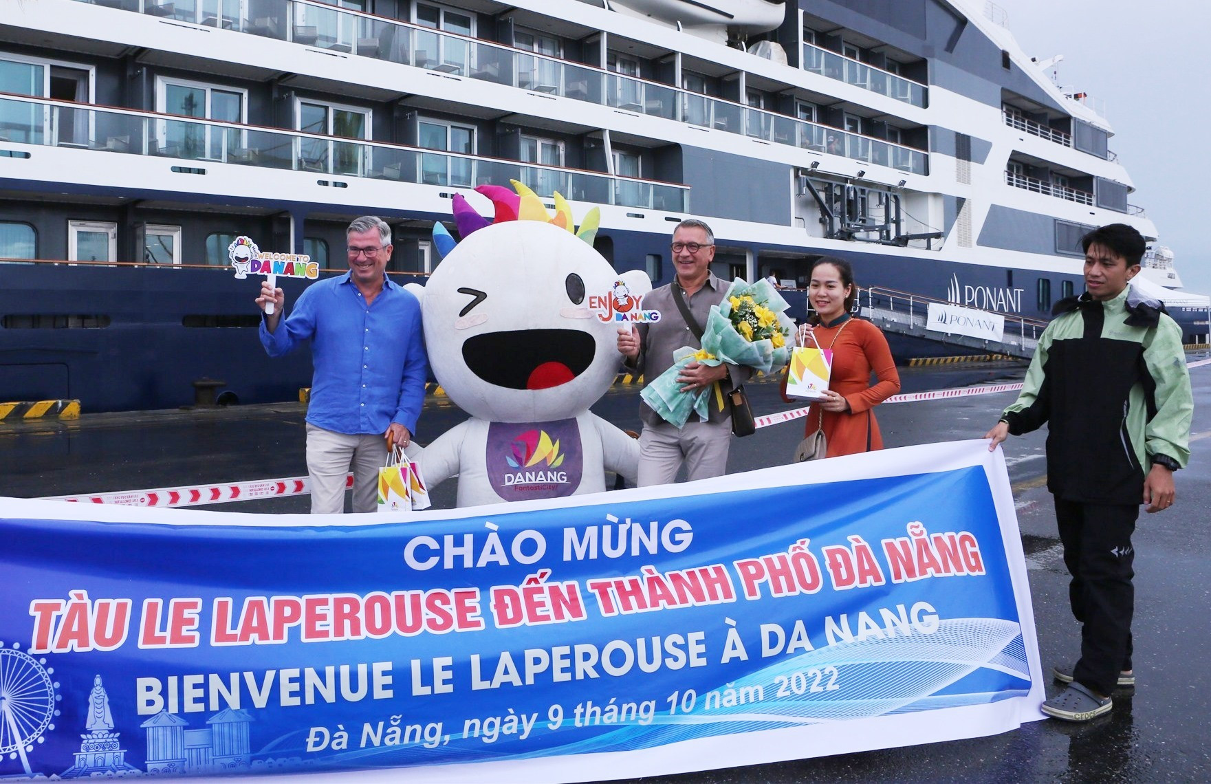 Lãnh đạo Sở Du lịch TP Đà Nẵng hân hoan chào đón chuyến tàu du lịch biển đầu tiên của Pháp trở lại cập bến cảng Tiên Sa sáng ngày 9.10.2022. Ảnh NTB