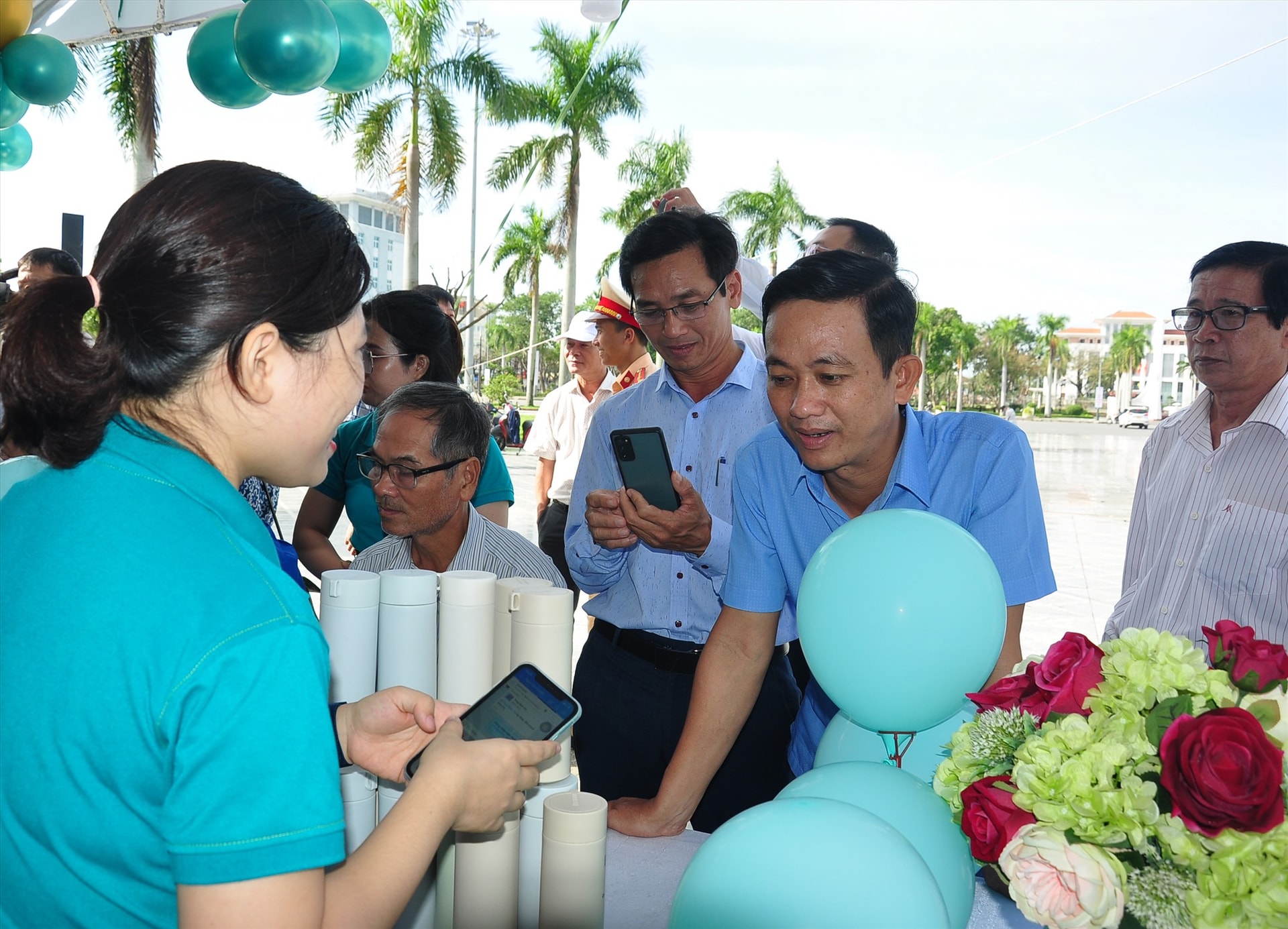 Người dân Tam Kỳ thực hiện thủ tục đăng ký ứng dụng ngân hàng số BIDV. Ảnh: A.Đ