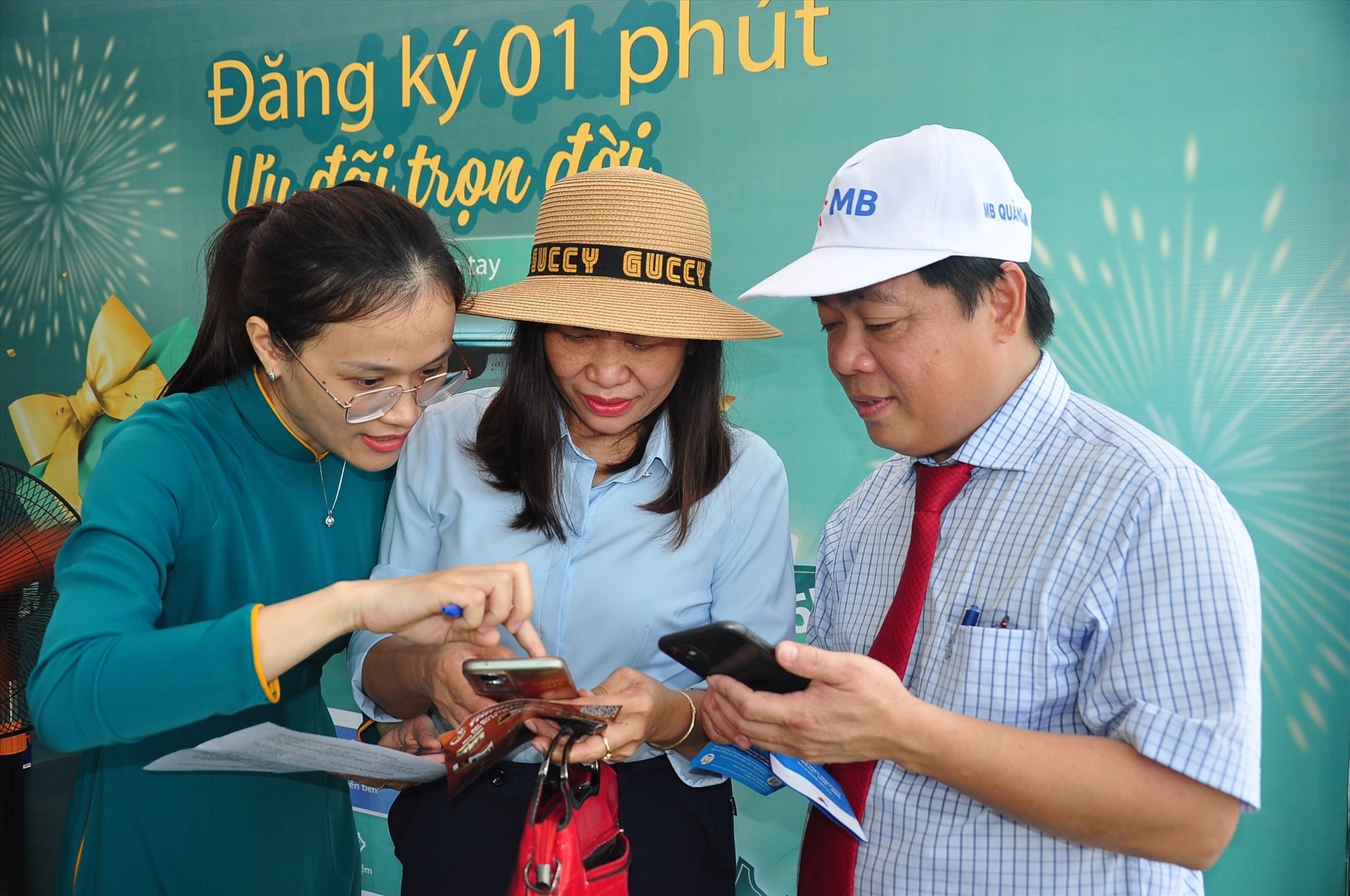 Lãnh đạo TP.Tam Kỳ cùng người dân trải nghiệm ứng dụng ngân hàng số của BIDV tại Ngày hội CĐS Tam Kỳ. Ảnh: VINH ANH