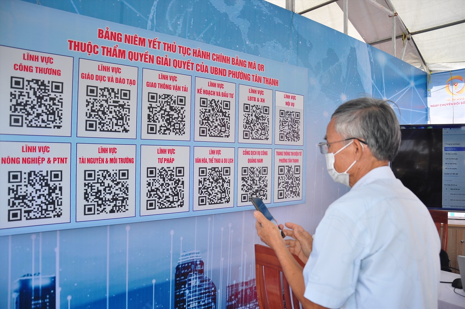 Người dân dùng điện thoại thông minh để tra cứu thủ tục hành chính qua mã QRCode. Ảnh: VINH ANH