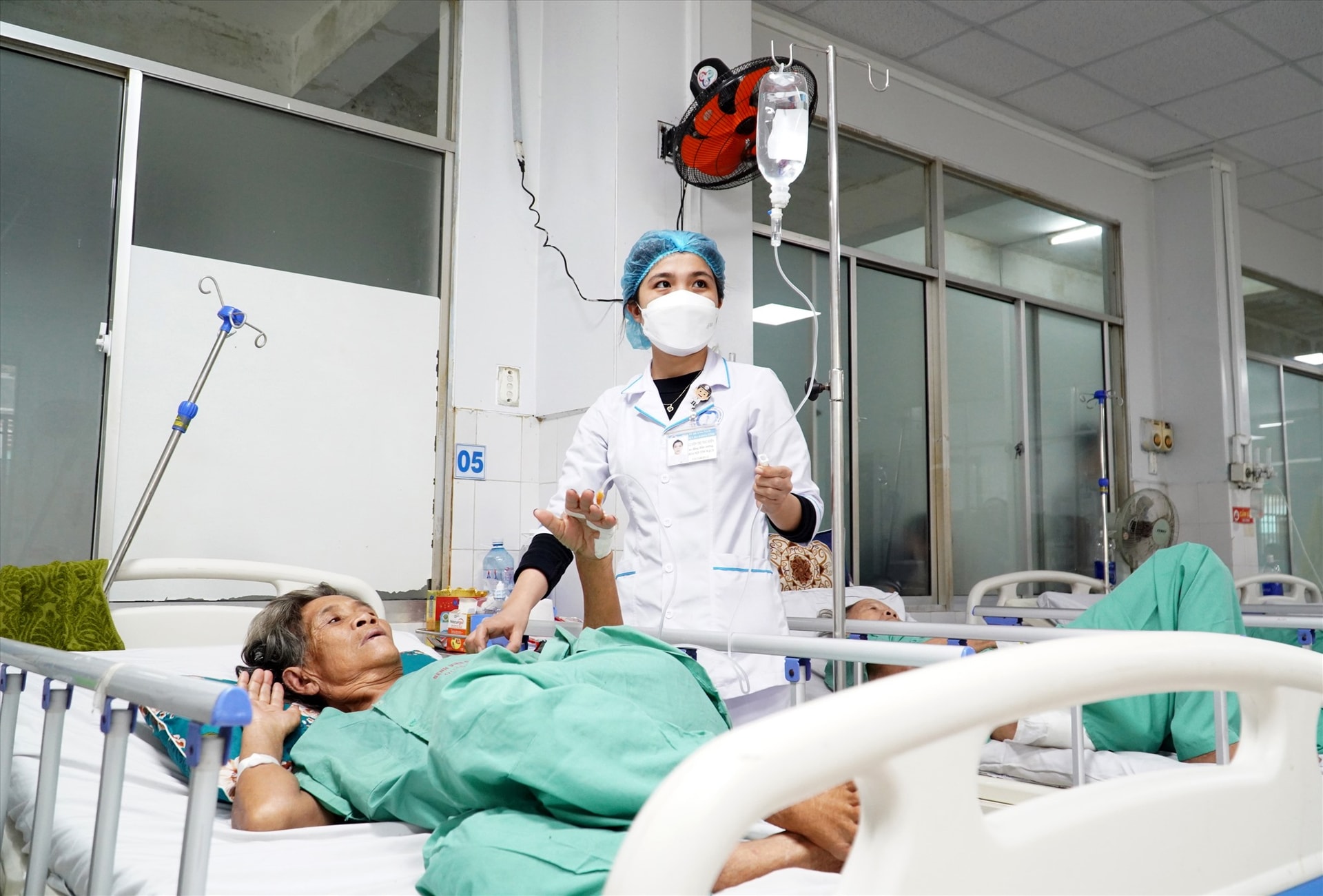 Khu vực y tế công hiện đối mặt với rất nhiều khó khăn. Ảnh: X.H