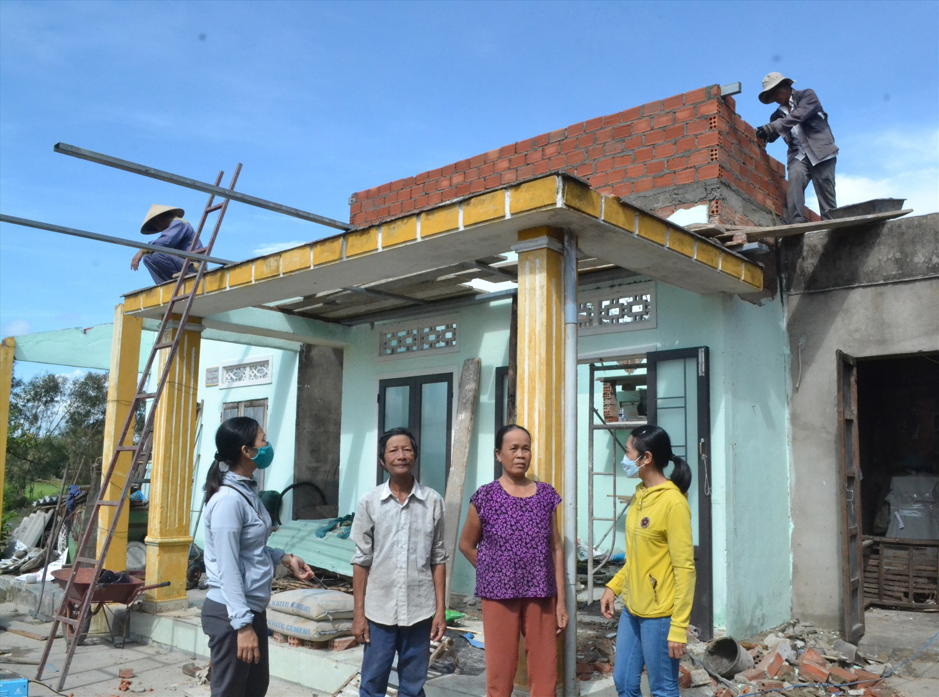 Cán bộ xã Tam Xuân 2 động viên hộ ông Hồ Ngọc Oanh xây lại căn nhà bị hư hỏng do bão số 4. Ảnh: VIỆT NGUYỄN