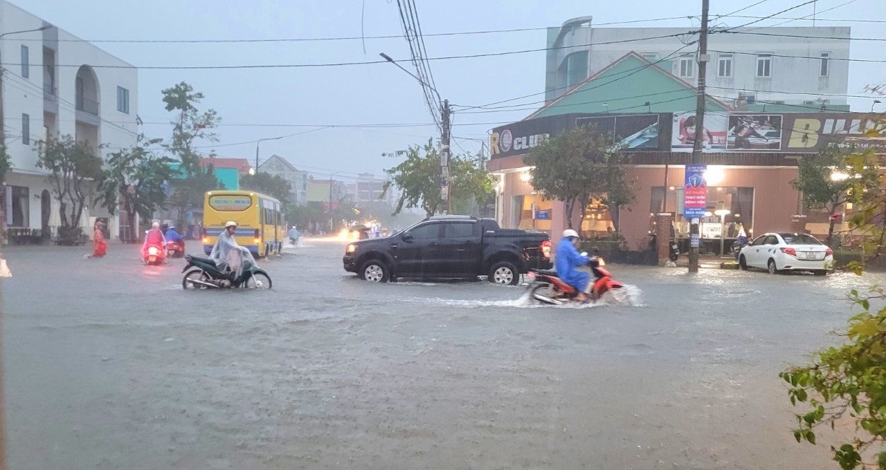 Mưa lớn gây ngập nhiều tuyến đường tại TP.Tam Kỳ trong ngày 10.10. Ảnh: M.L