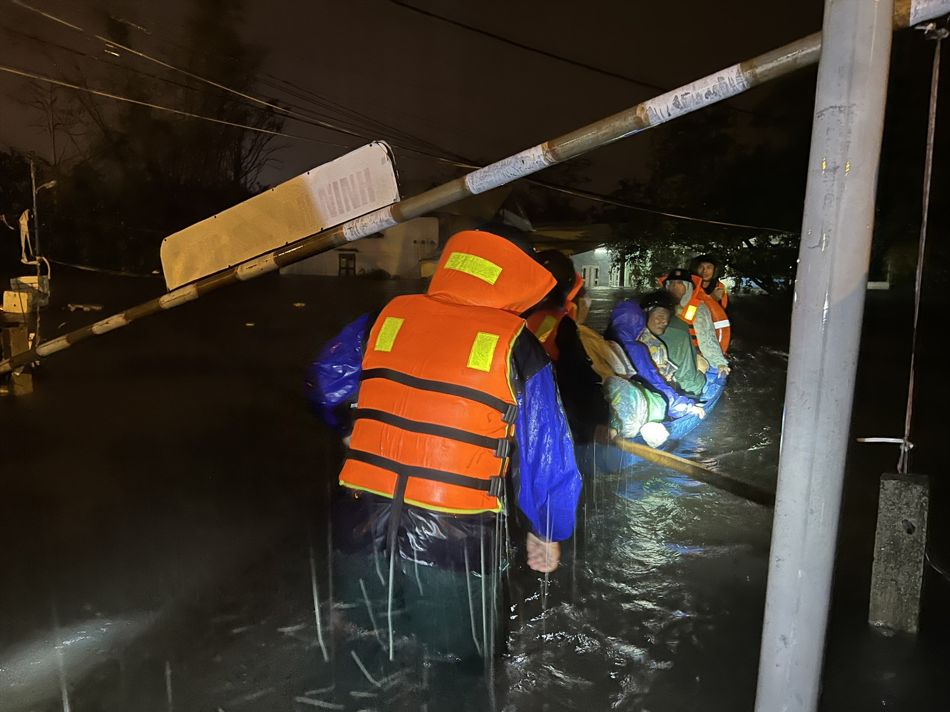 Lực lượng chức năng Tam Kỳ dùng ghe nhỏ “giải cứu” trong đêm người dân khối phố 8 (phường An Sơn) đến nơi an toàn