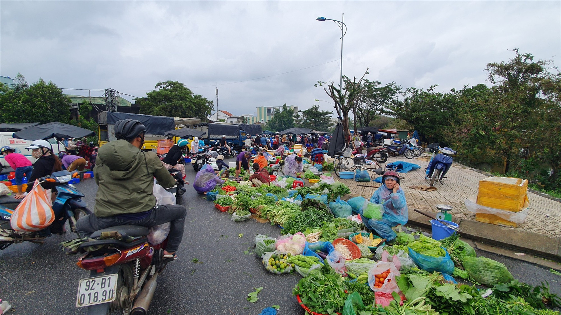 Tiểu thương tràn lên đường Duy Tân, Bạch Đằng buôn bán khiến giao thông ách tắc. Ảnh: T.C