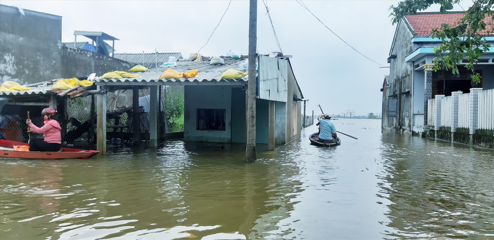 Nhiều nhà dân ở vùng đông Quế Sơn bị ngập lụt. Ảnh: VĂN SỰ