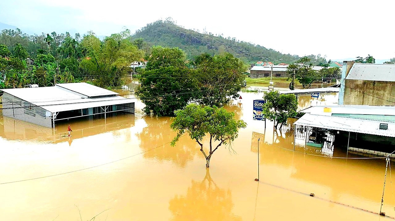 Nhiều khu dân cư ở Duy Xuyên bị ngập lụt sâu.  Ảnh: T.S