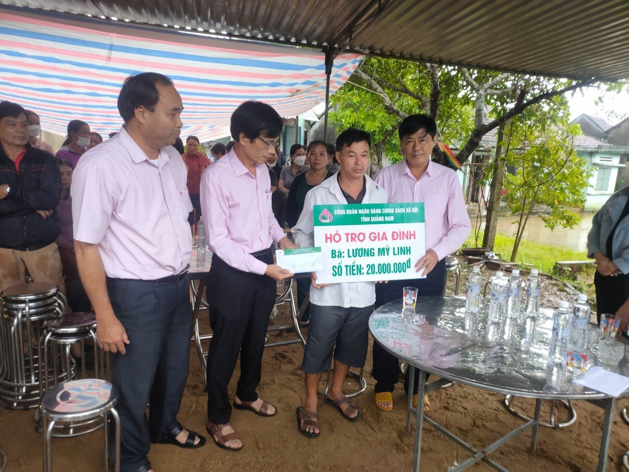 Ngân hàng chính sách xã hội Quảng Nam động viên hỗ trợ gia đình cô giáo Lương Thị Mỹ Linh