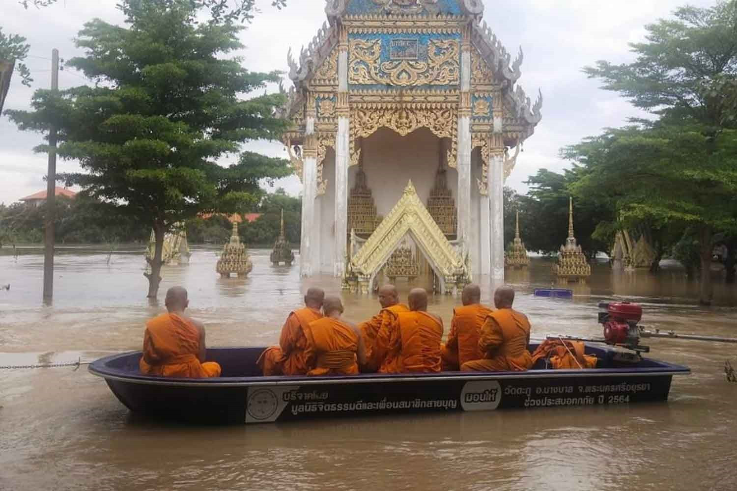 Nôi chùa Wat Taku bị ngập lụt ở quận Bang Ban của Ayutthaya. Ảnh: Bangkok