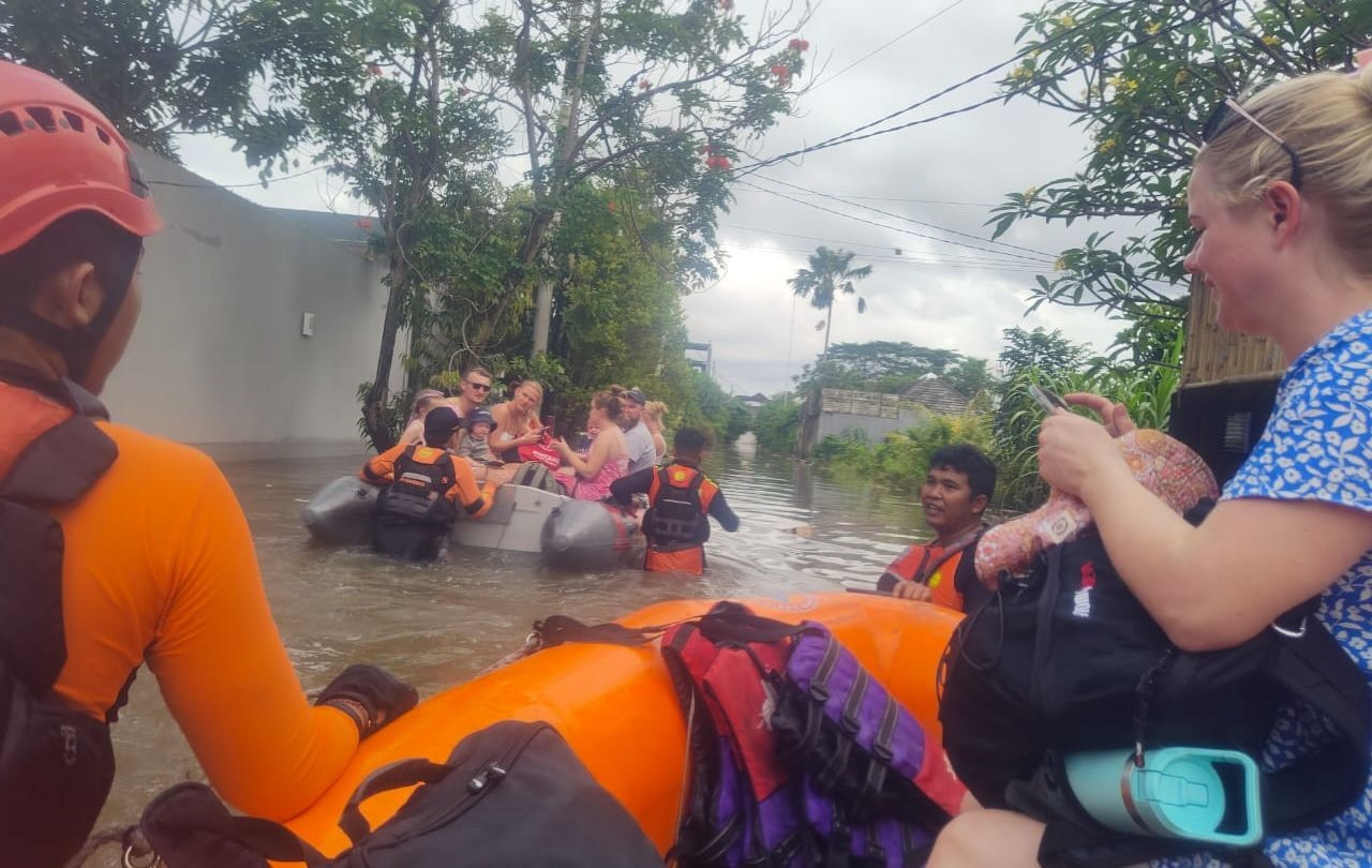 Khách du lịch tai Bali được sơ tán khỏi nơi ngập lụt. Ảnh: EPA