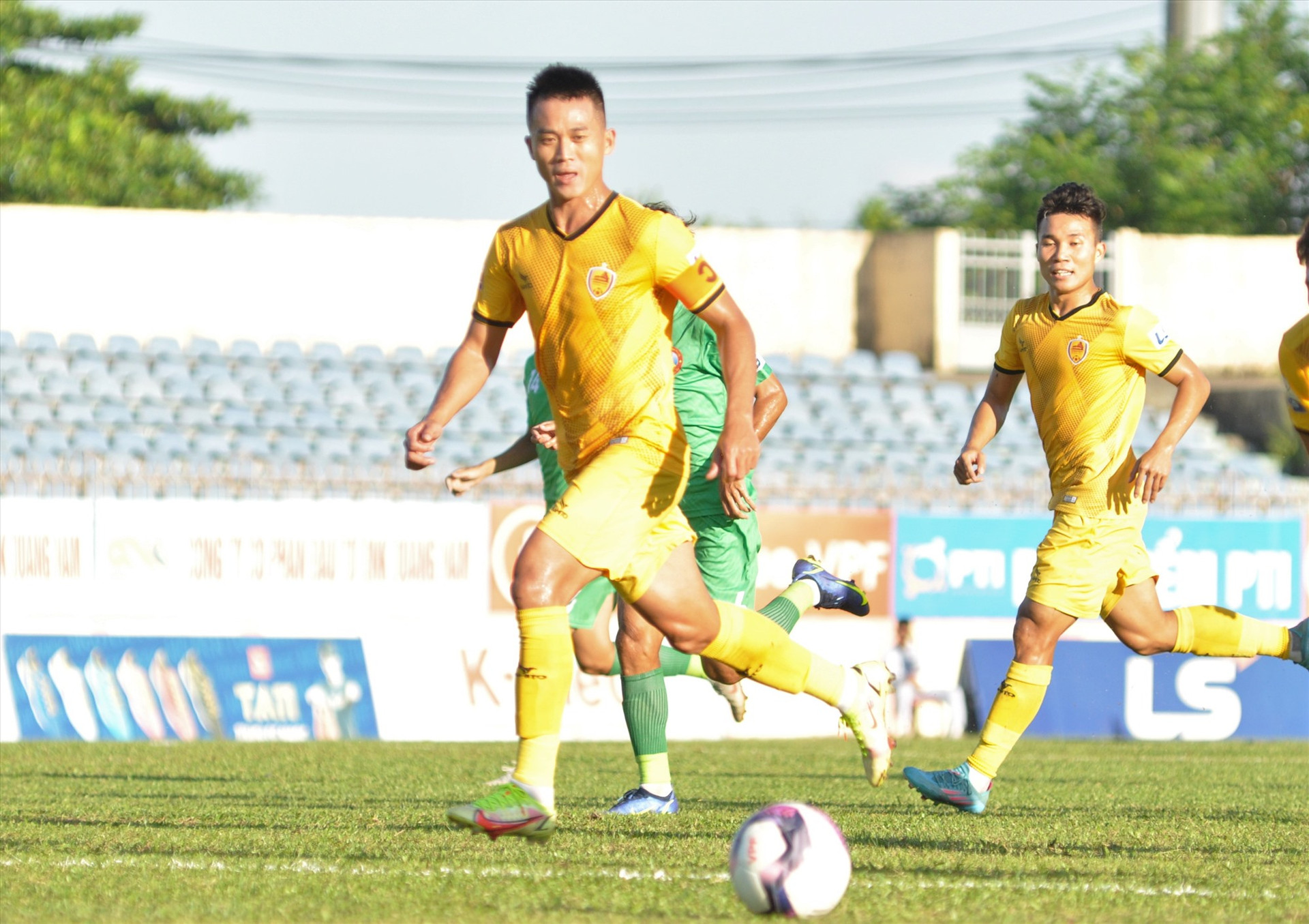 Hà Minh Tuấn ghi bàn thắng duy nhất giúp Quảng Nam vượt qua Huế. Ảnh: A.S
