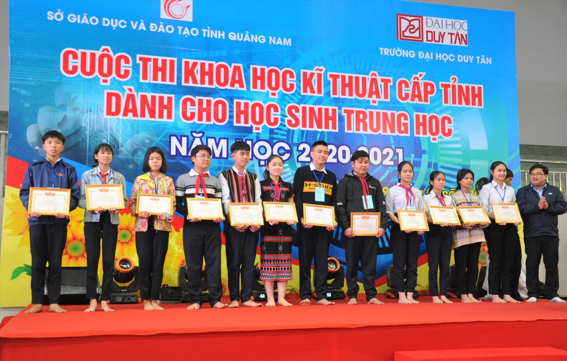 Có ý kiến đề nghị không nên bắt buộc học sinh tham gia thi sáng tạo khoa học kỹ thuật dễ dẫn đến việc phải thuê người làm đề tài. Ảnh: X.P