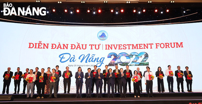 Cộng đồng doanh nhân, doanh nghiệp luôn có đóng góp quan trọng vào sự phát triển kinh tế - xã hội thành phố.  Trong ảnh: Doanh nghiệp đăng ký vốn đầu tư phát triển thành phố tại Diễn đàn Đầu tư Đà Nẵng 2022 vào ngày 25-6.  Ảnh: TRIỆU TÙNG