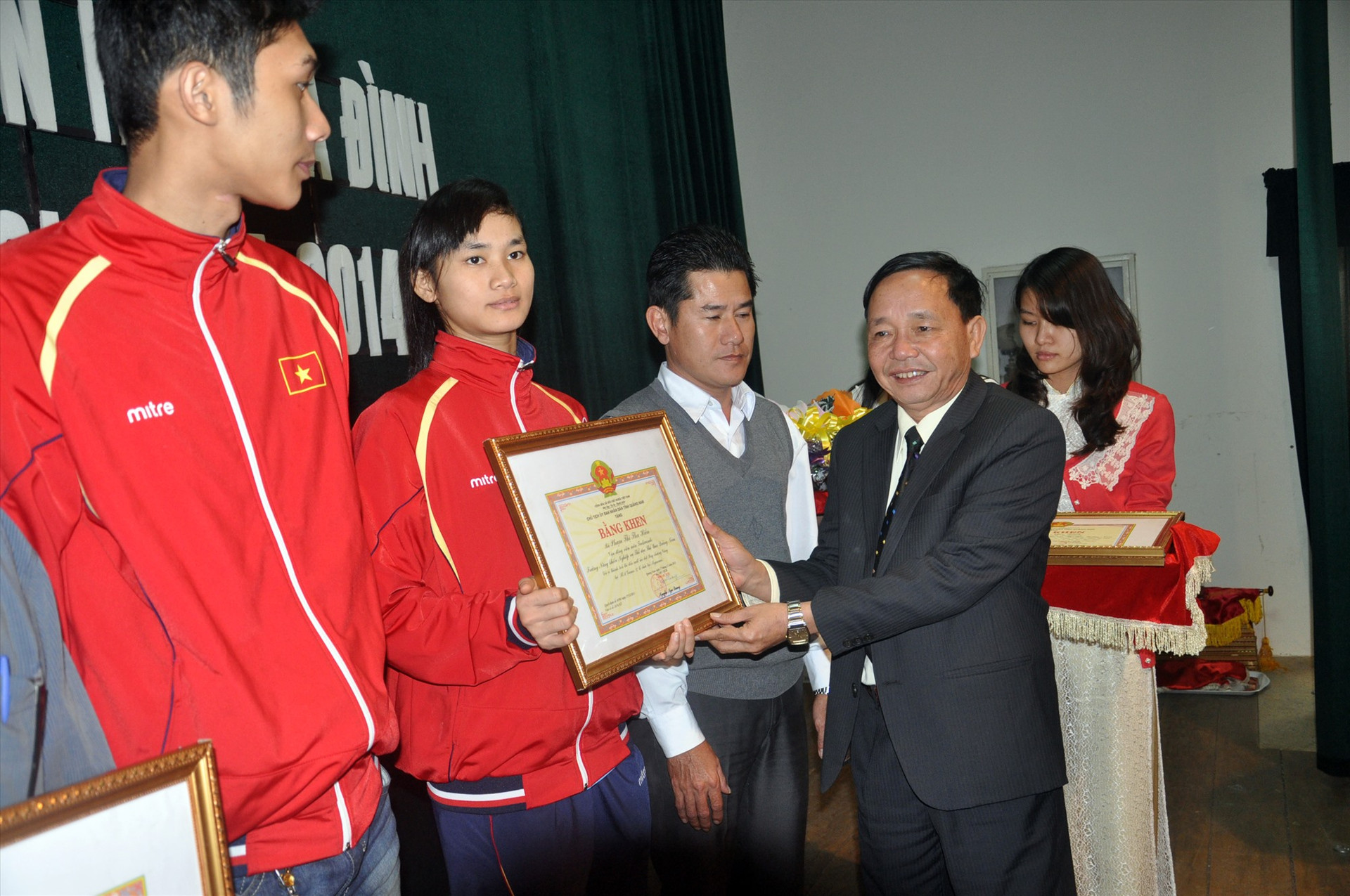 Vận động viên Phạm Thị Thu Hiền (người nhận bằng khen) làm rạng danh Quảng Nam khi tham dự 5 kỳ SEA Games liên tiếp và mang về 3 HCV, 2 HCB. Ảnh: T.V