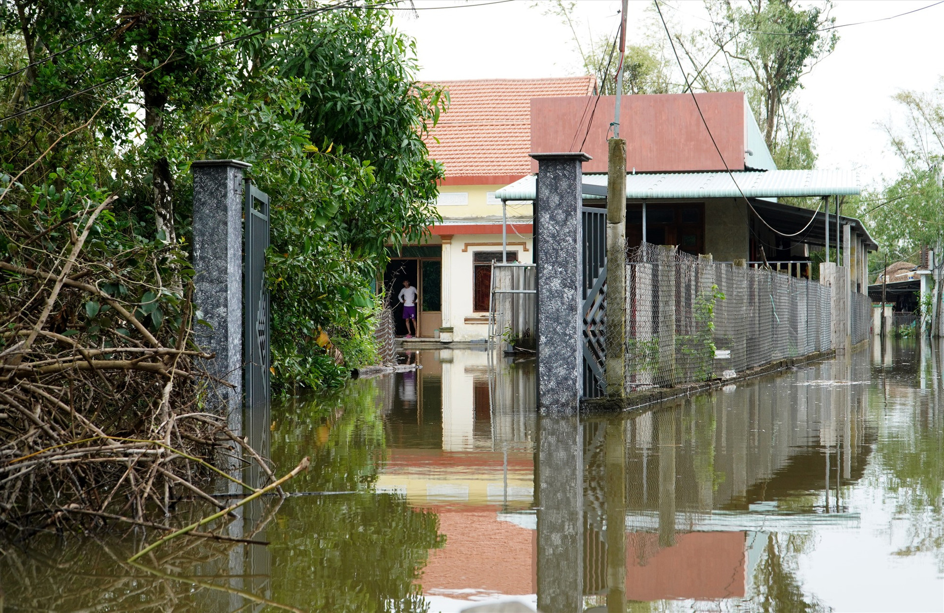 Từ chiều 11.10, nước lũ ở khu vực thôn Vĩnh Bình bắt đầu rút chậm. Ảnh: H.Q