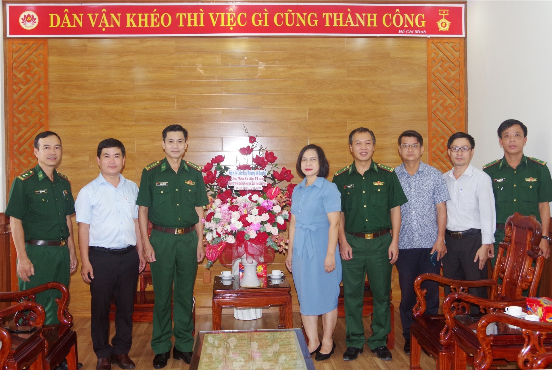 Đại tá Hoàng Văn Mẫn - Chính ủy BĐBP tỉnh (thứ 3 từ trái sang) chúc mừng Ban Dân vận Tỉnh ủy nhân ngày truyền thống. Ảnh: VĂN VINH