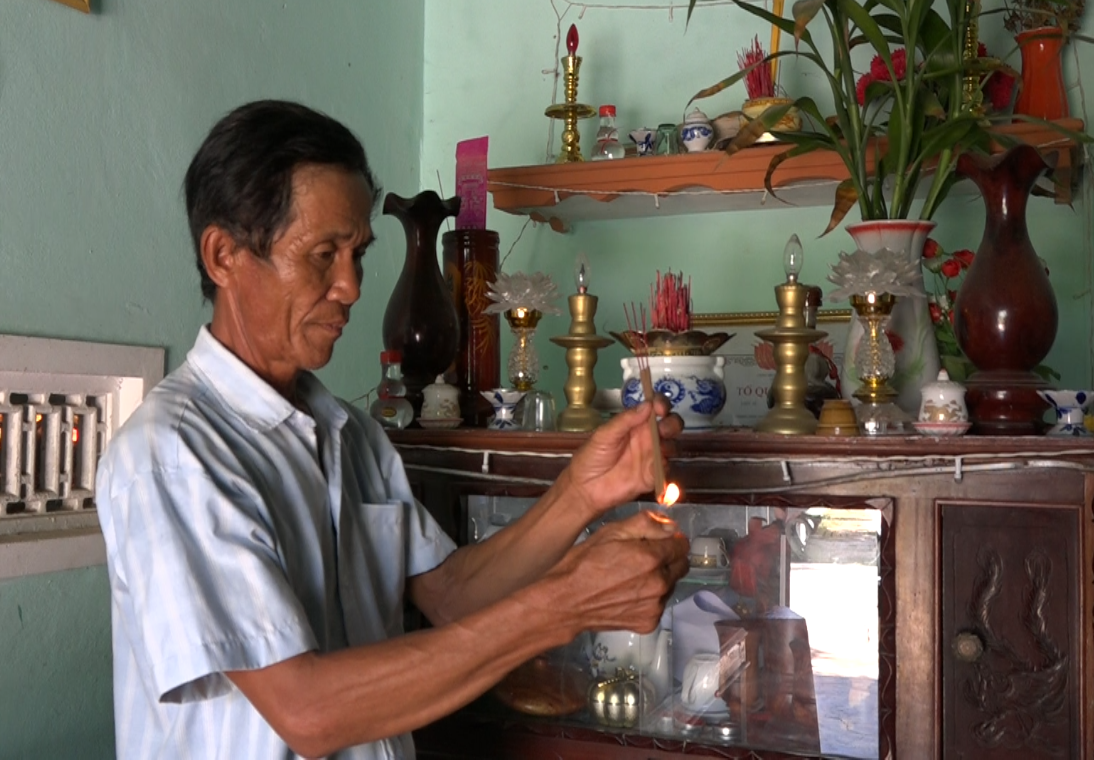 Ông Lâm Xuân Bông chuẩn bị thắp nén hương trên bàn thờ người cha liệt sỹ của mình. Ảnh: T.N