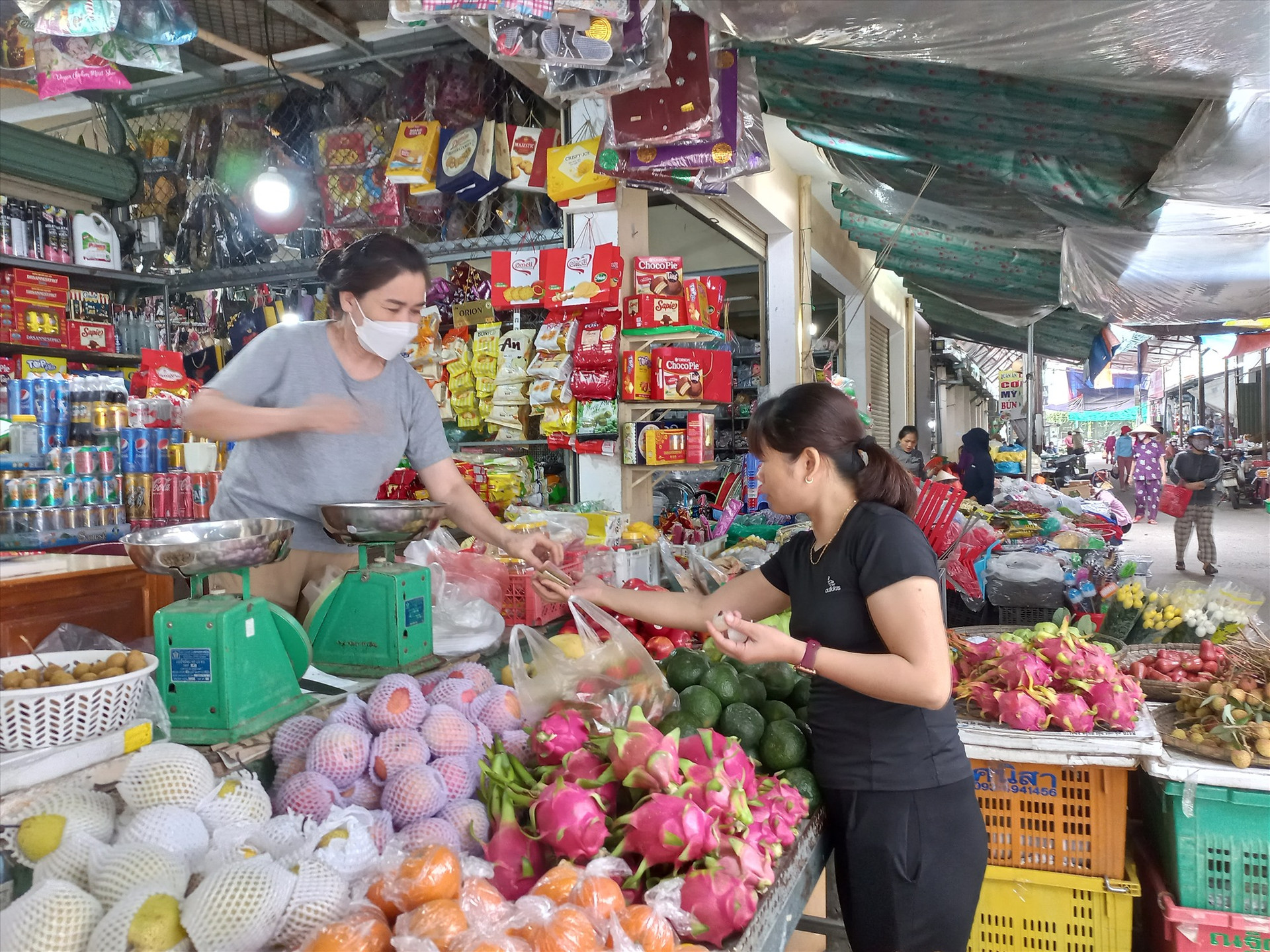 Tiểu thương buôn bán ổn định tại chợ Phú Thuận. Ảnh: CT