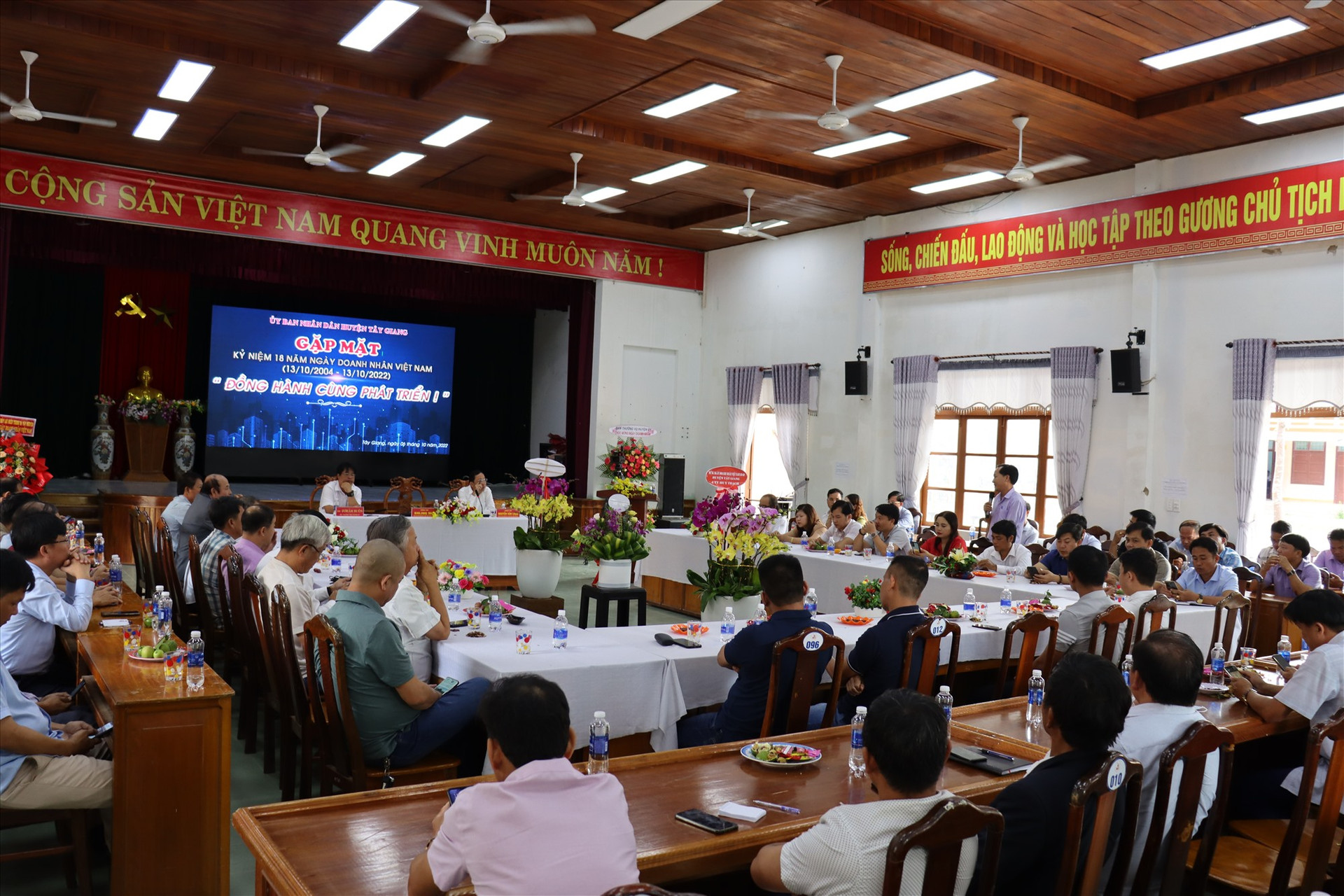 Lãnh đạo huyện Tây Giang gặp gỡ, đối thoại với doanh nghiệp nhân Ngày Doanh nhân Việt Nam (13.10). Ảnh: T.Q