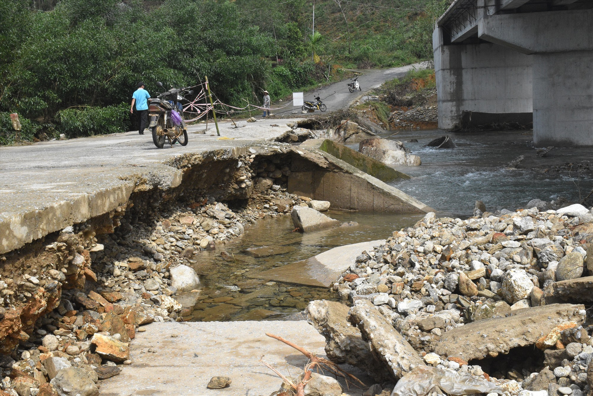 Cầu dân sinh ở xã Tam Trà bị hư hại nghiêm trọng sau mưa lũ. Ảnh: N.Q