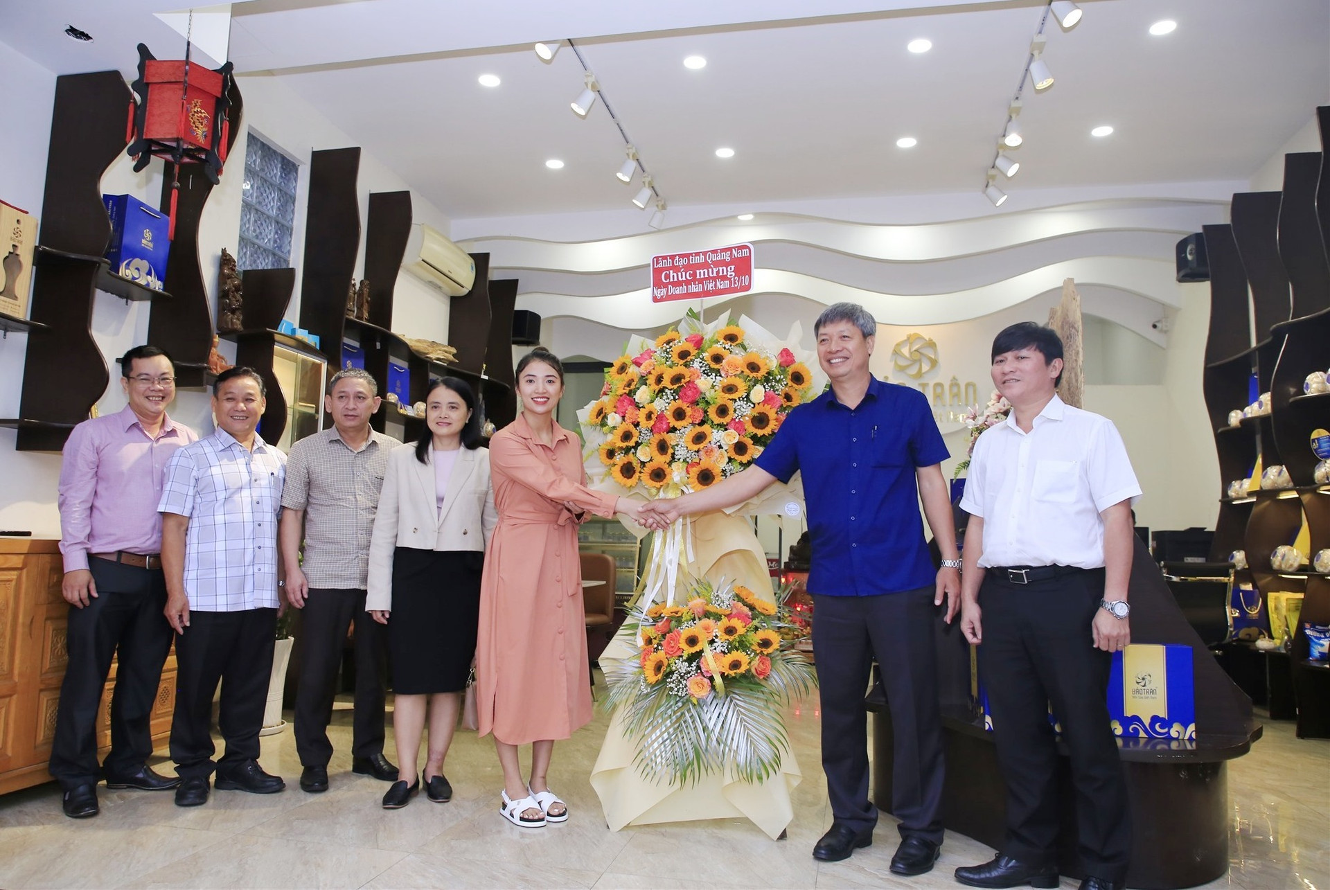 Phó Chủ tịch UBND tỉnh Hồ Quang Bửu tặng hoa chúc mừng lãnh đạo công ty Cổ phần Đầu tư sản xuất Bảo Trân. Ảnh: T.C