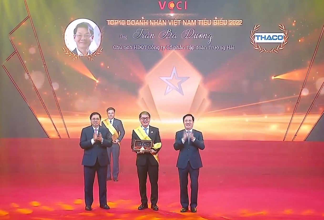 Chủ tịch HĐQT THACO Trần Bá Dương nhận danh hiệu Top 10 Doanh nhân Việt Nam tiêu biểu 2022.