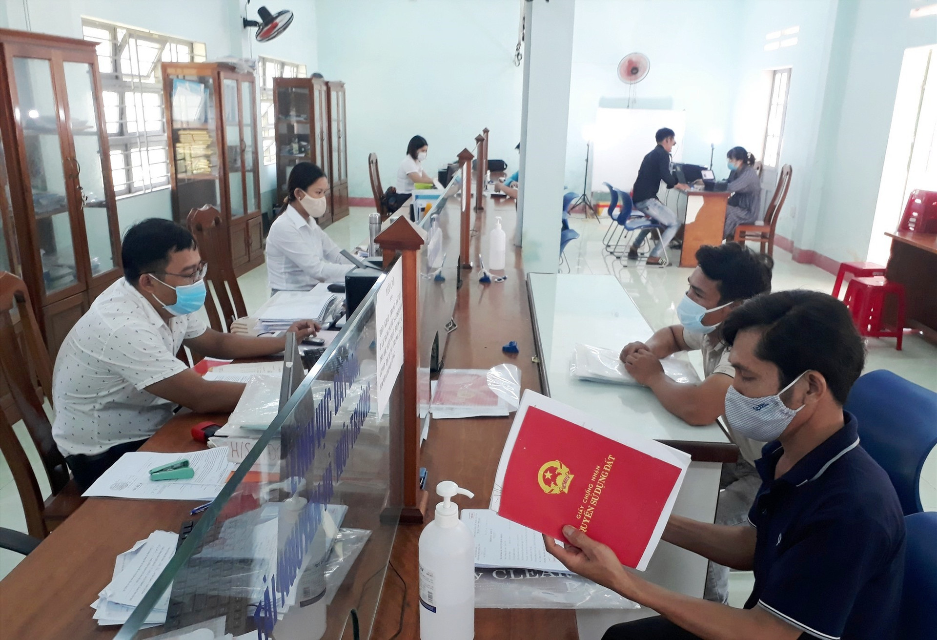 Huyện Quế Sơn nỗ lực nâng cao sự hài lòng của người dân trong giải quyết thủ tục hành chính. ảnh DT