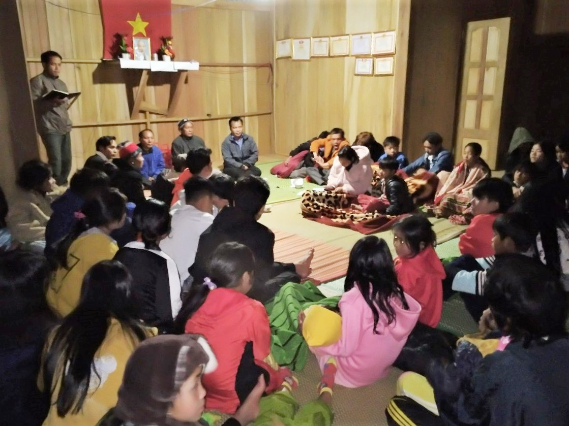 Thầy Pơloong Đíp và dân làng Atu 2 tổ chức cuộc họp động viên học sinh trươc thềm năm học mới. Ảnh: B.T