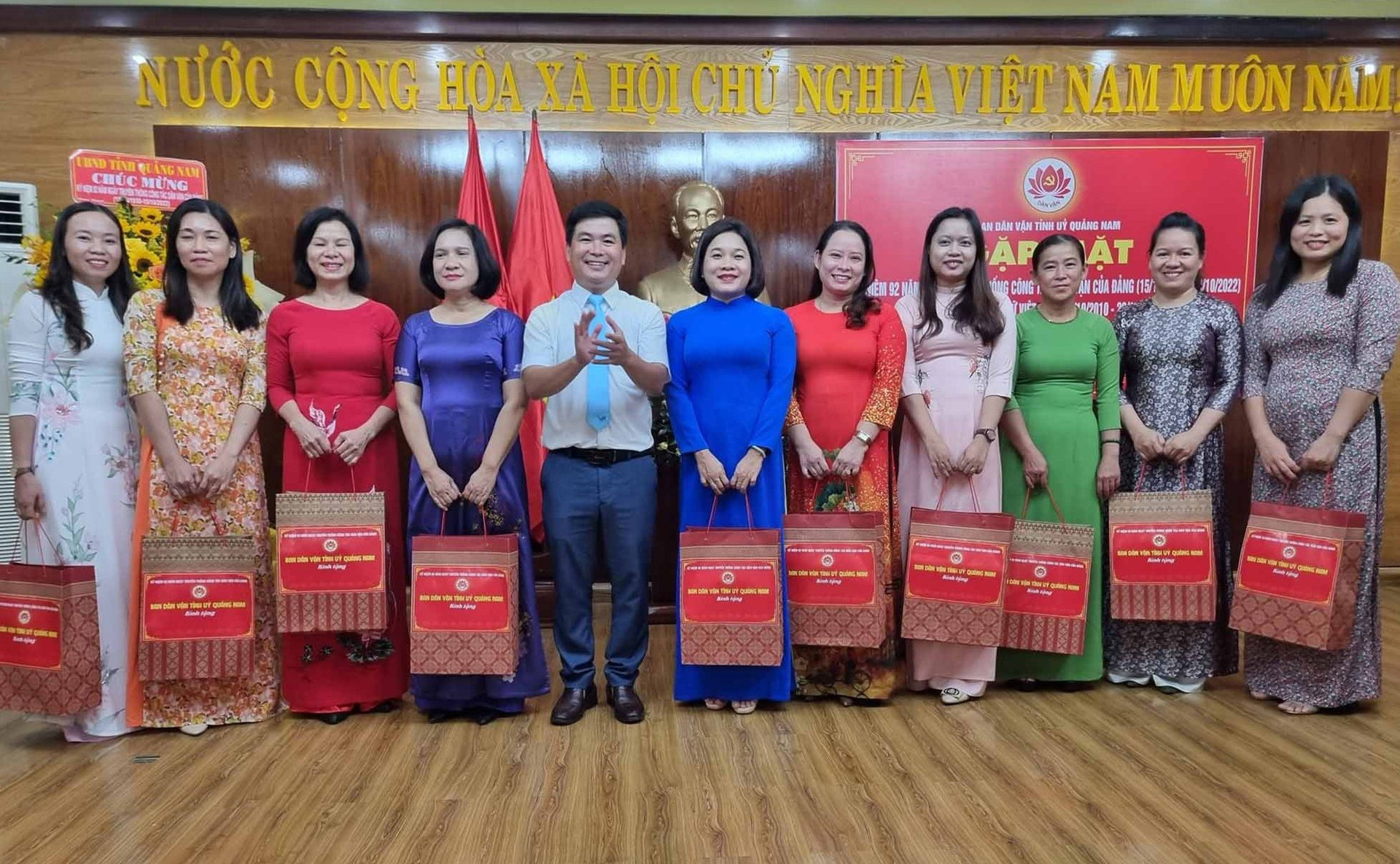 Trao quà động viên nữ cán bộ công chức nhân kỷ niệm Ngày Phụ nữ Việt Nam. Ảnh: AN NHIÊN