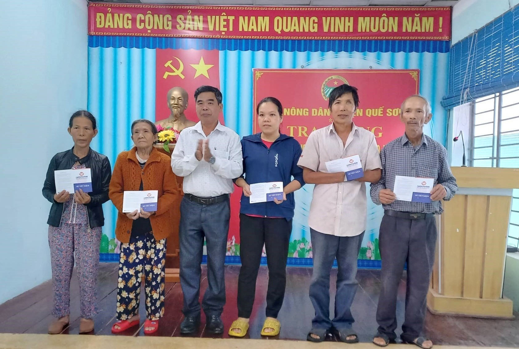 Hội Nông dân huyện Quế Sơn trao tặng sổ tiết kiệm cho nông dân khó khăn. ảnh DT