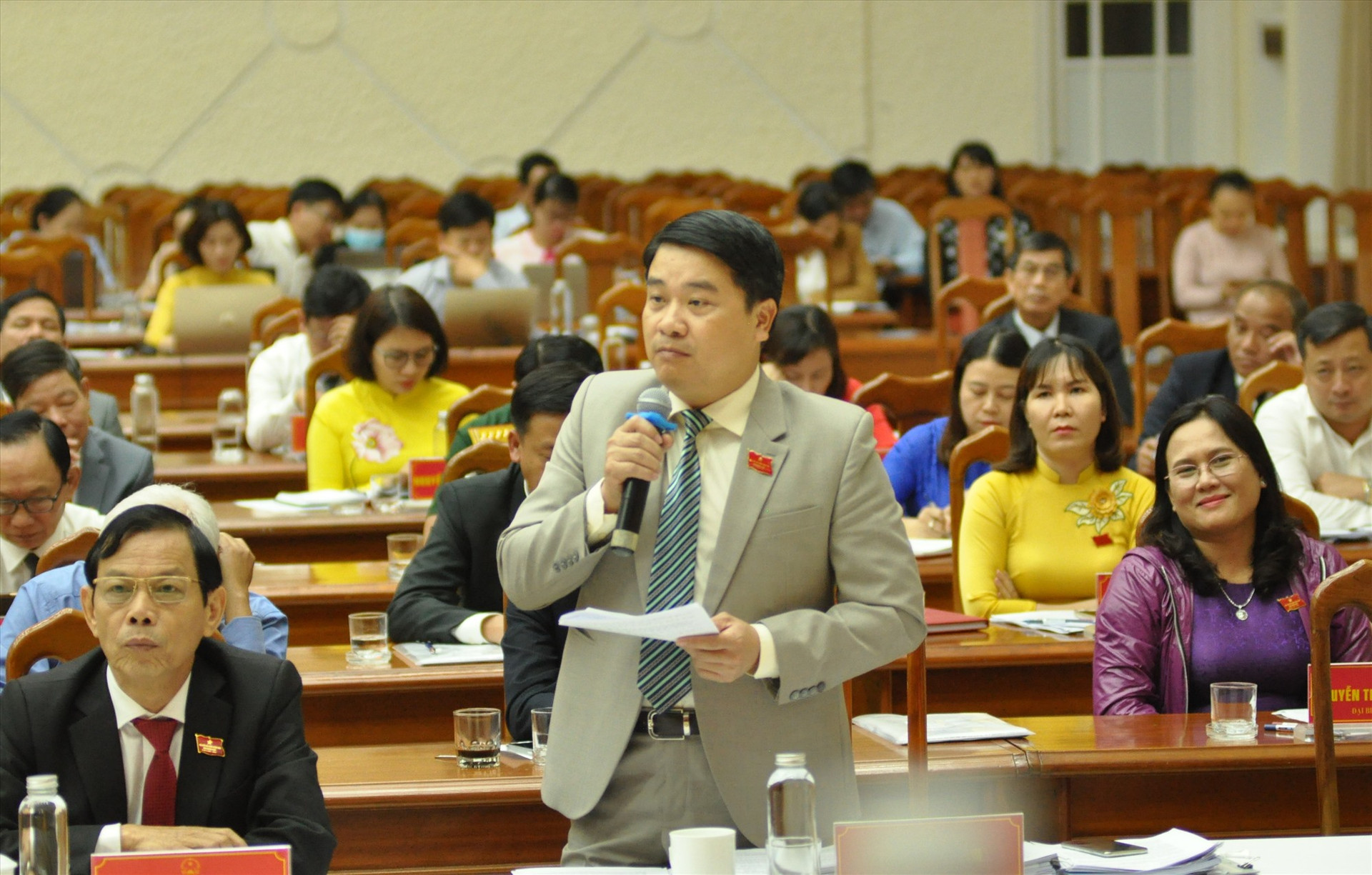 Phó Chủ tịch UBND tỉnh Trần Văn Tân phát biểu giải trình tại kỳ họp. Ảnh: P.Đ