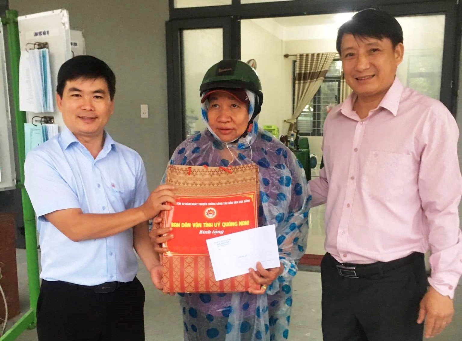 Lãnh đạo Ban Dân vận Tỉnh ủy cùng lãnh đạo huyện Tiên Phước tặng cho tiểu thưởng