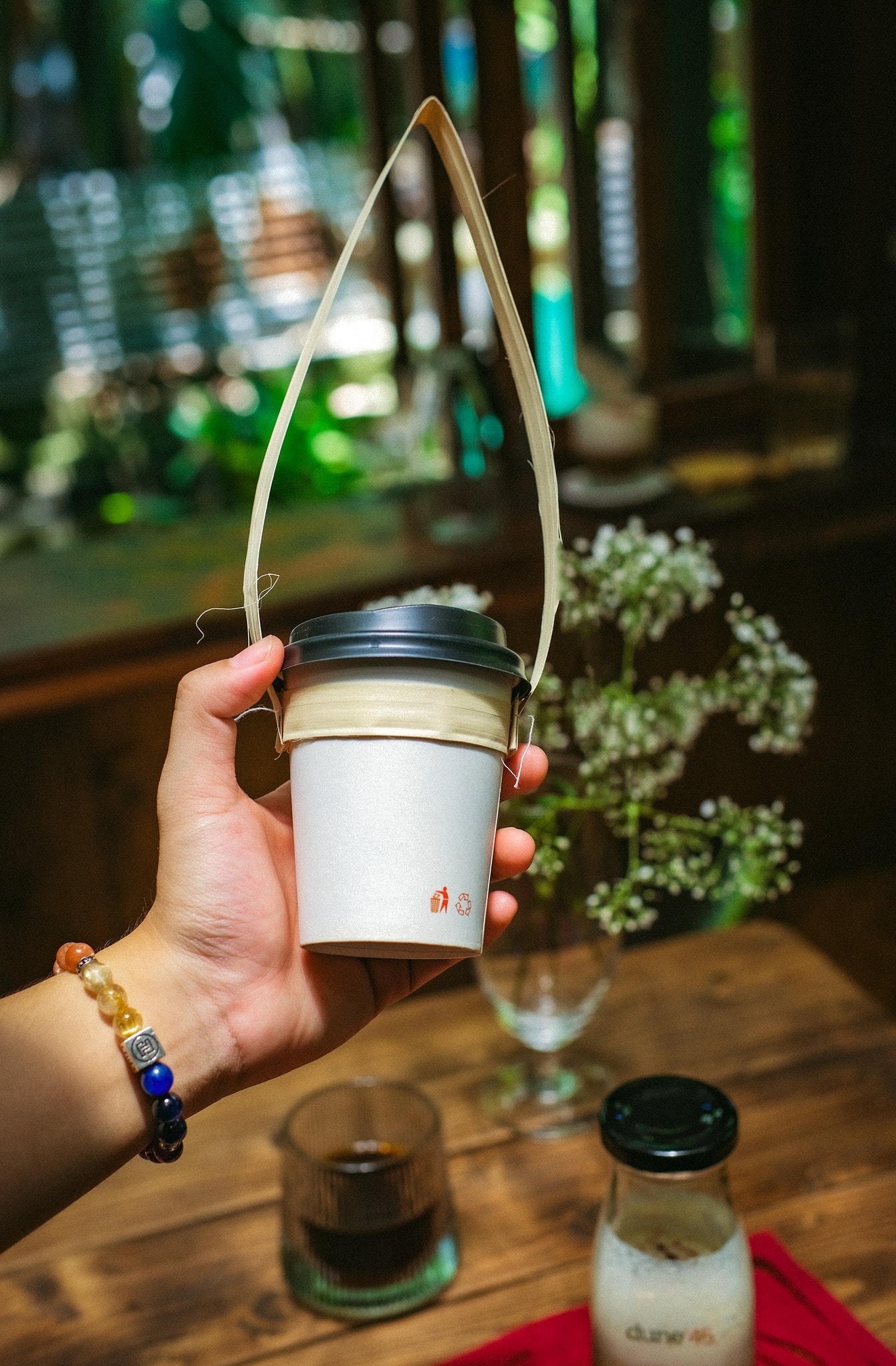Cà phê sử dụng ly giấy và quai xách từ lá cây của Dune 45.