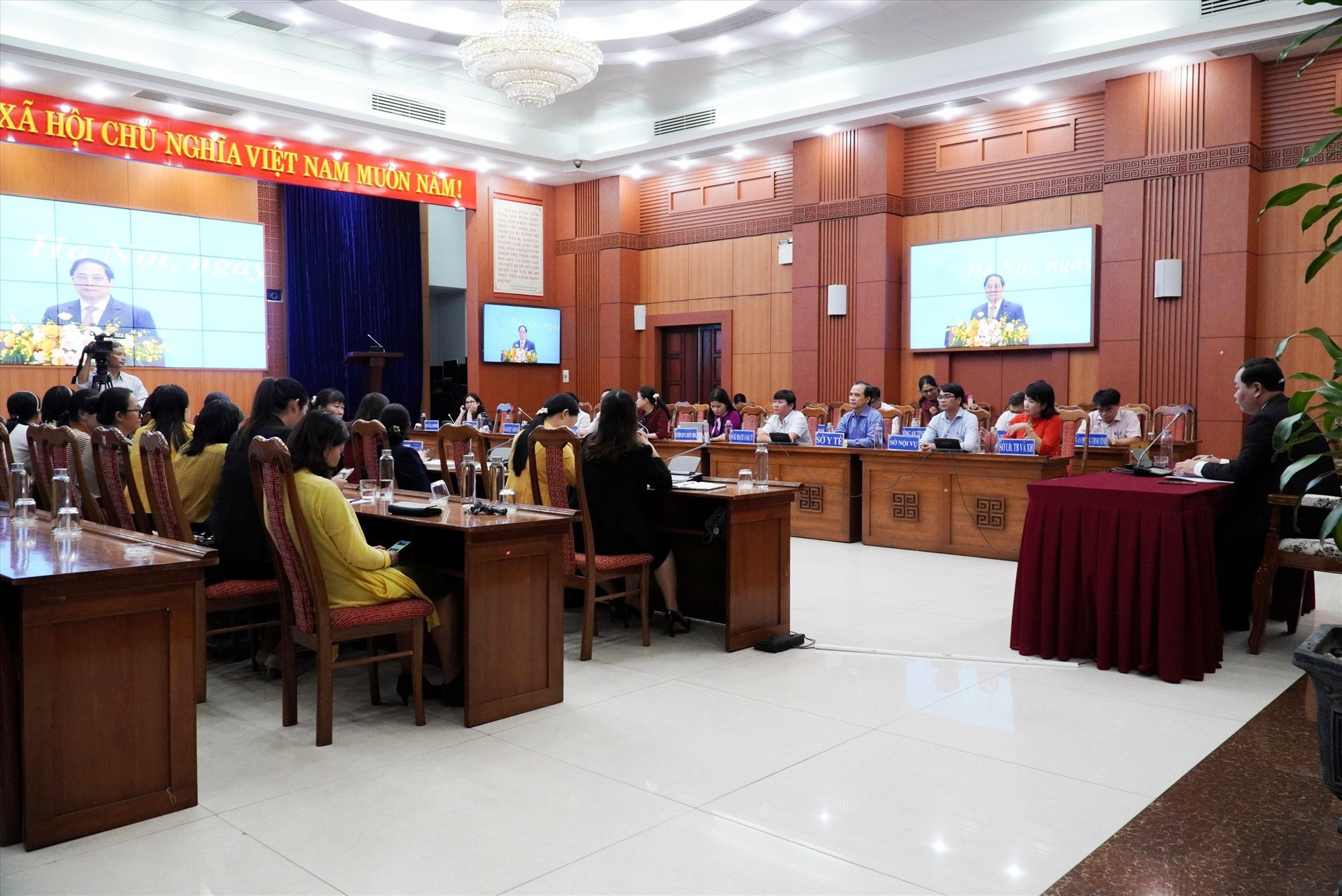 Thủ tướng Chính phủ Phạm Minh Chính trực tiếp trả lời nhiều ý kiến, thắc mắc của hội viên phụ nữ. Ảnh: H.Q