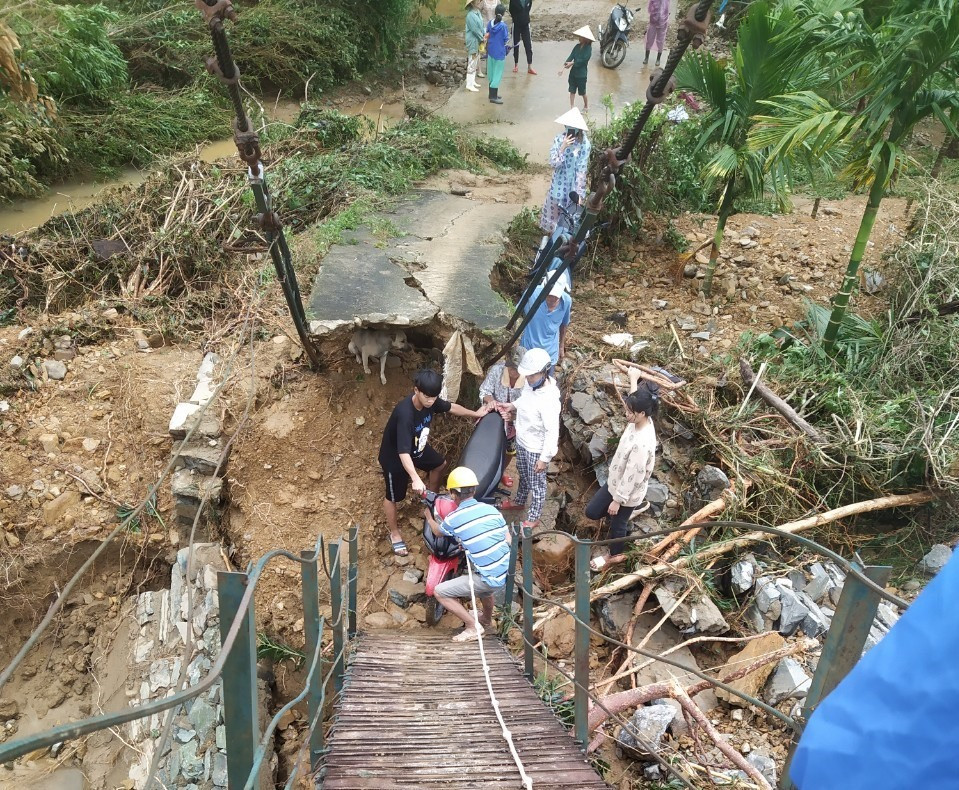 Mưa lớn làm đứt cầu treo bắt qua khu dân cư 1, thôn Quyết Thắng, xã Ba. Ảnh: CTV