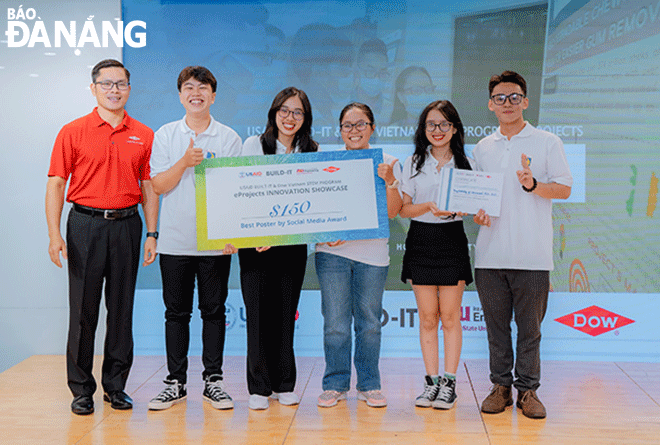 Nhóm sinh viên xuất sắc đoạt cú đúp giải thưởng với ý tưởng tái chế Si-PET. Ảnh: T.L
