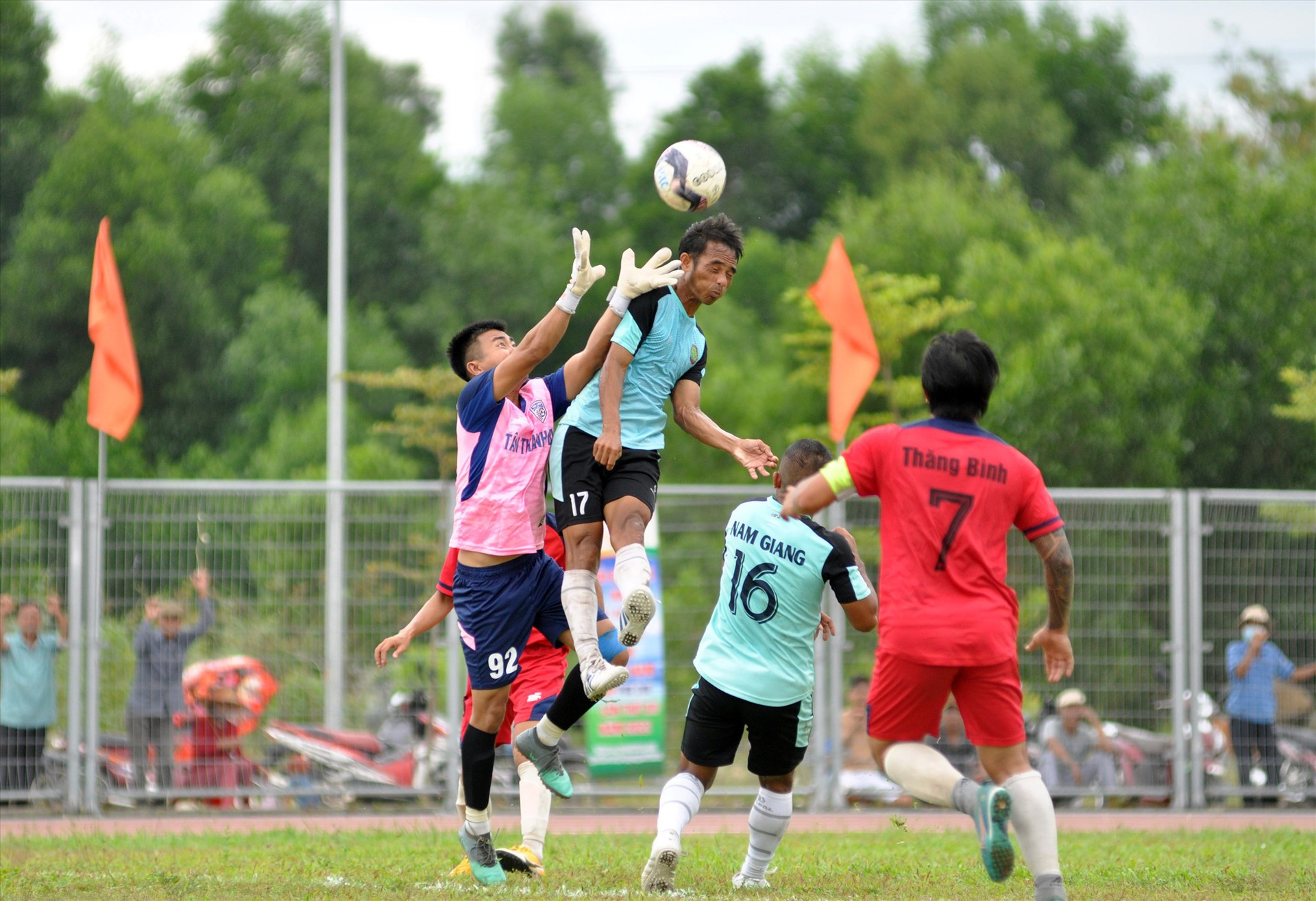 Đội bóng đá huyện Nam Giang thi đấu thành công khi giành huy chương đồng, góp phần giúp đoàn VĐV huyện Nam Giang củng cố vị thứ cao trên bảng xếp hạng đại hội. Ảnh: A.S