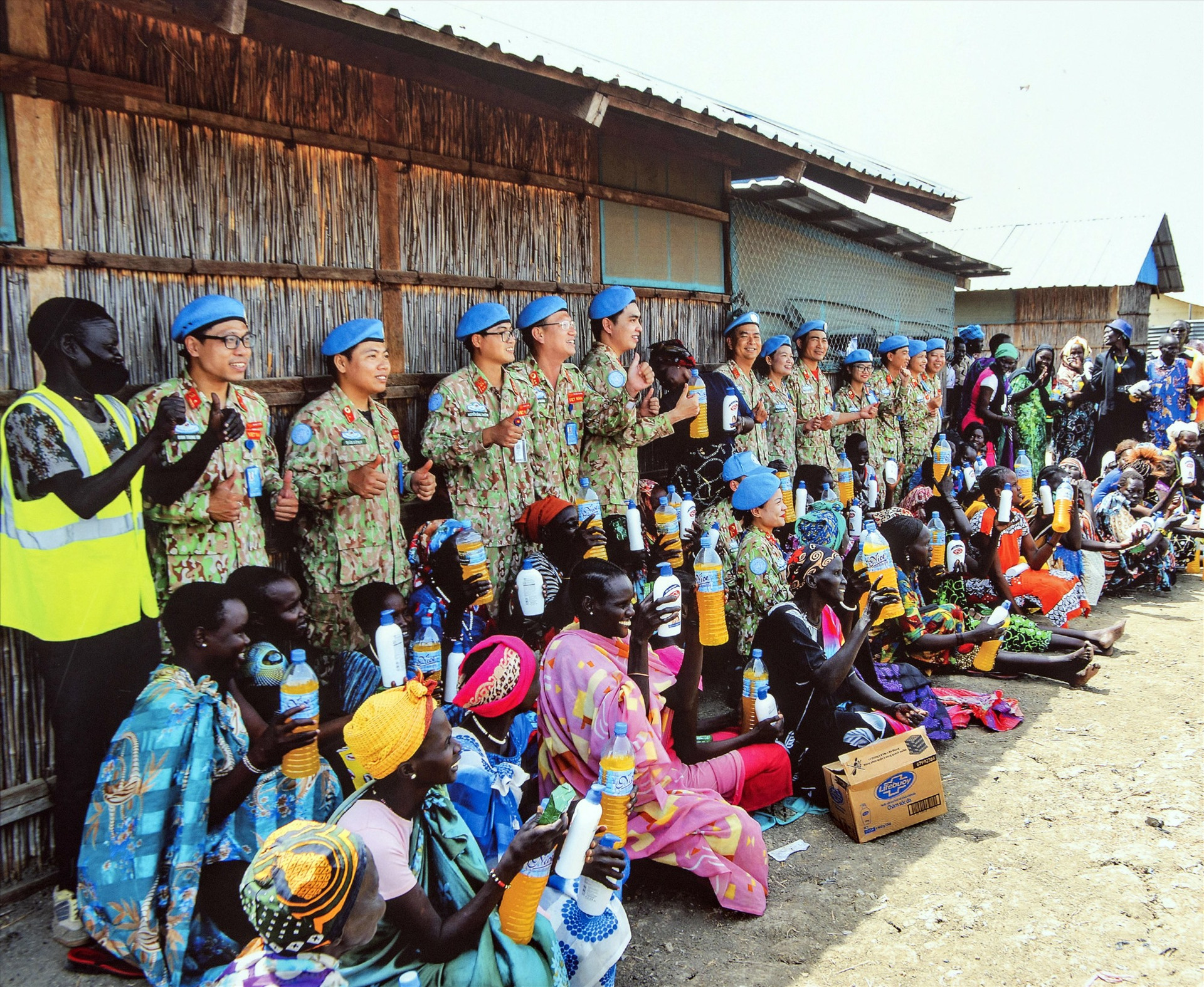 Lực lượng gìn giữ hòa bình Việt Nam giao lưu với người dân Nam Sudan. Ảnh: NGUYỄN Á