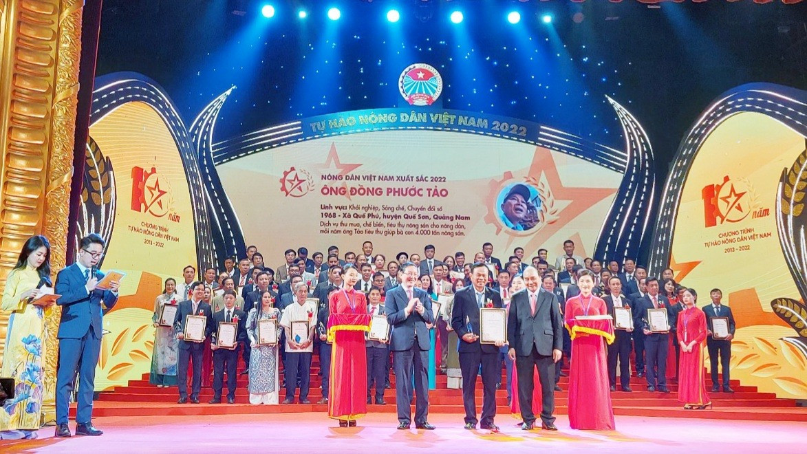 Chủ tịch nước Nguyễn Xuân Phúc trao danh hiệu “Nông dân Việt Nam xuất sắc năm 2022” cho ông Đồng Phước Tào (xã Quế Phú, Quế Sơn).   Ảnh: CTV