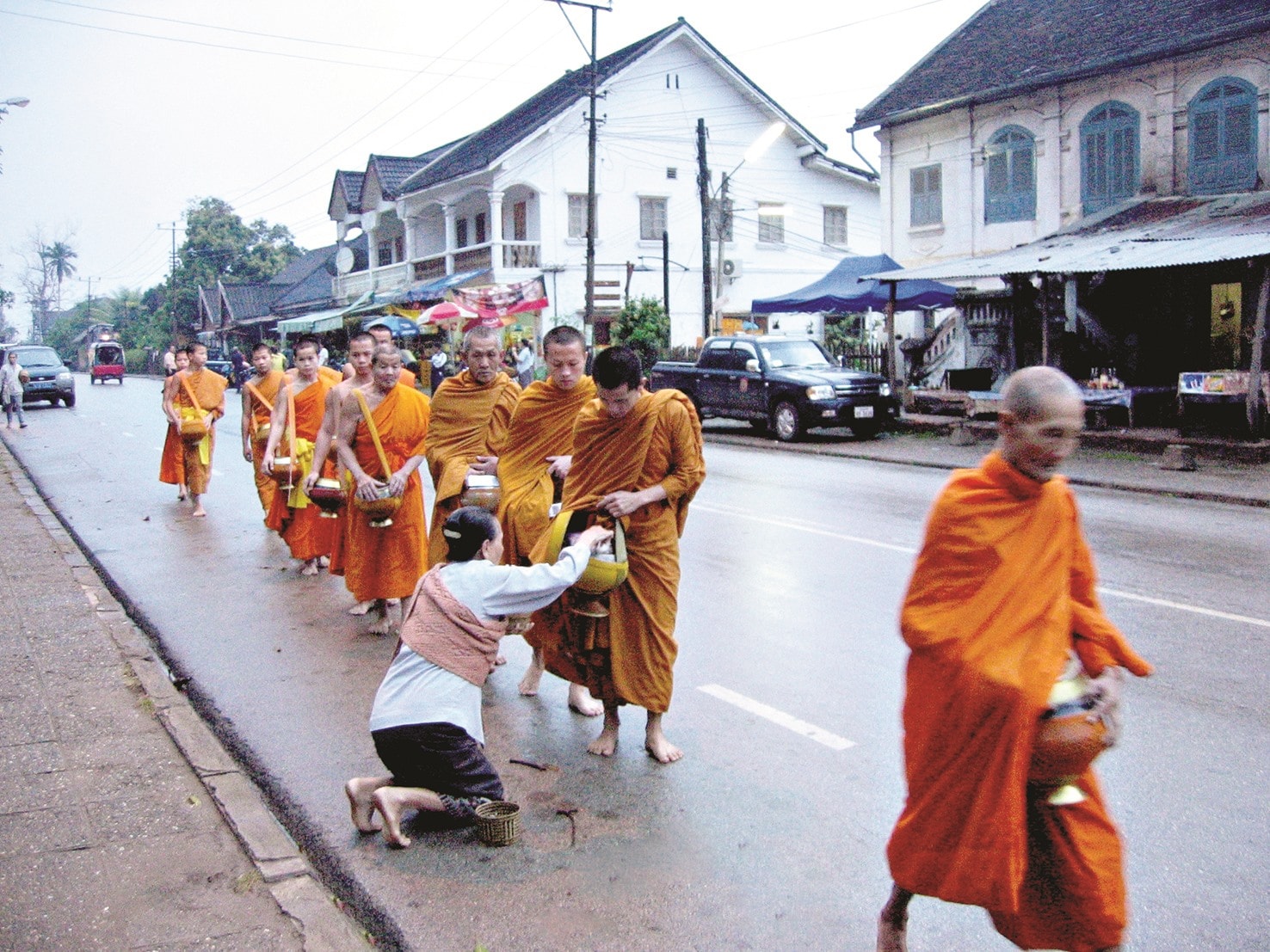 Một sáng yên lành bắt đầu chậm rãi bằng việc tôn kính trên đất nước Triệu Voi. Ảnh: LÊ ĐỨC DỤC