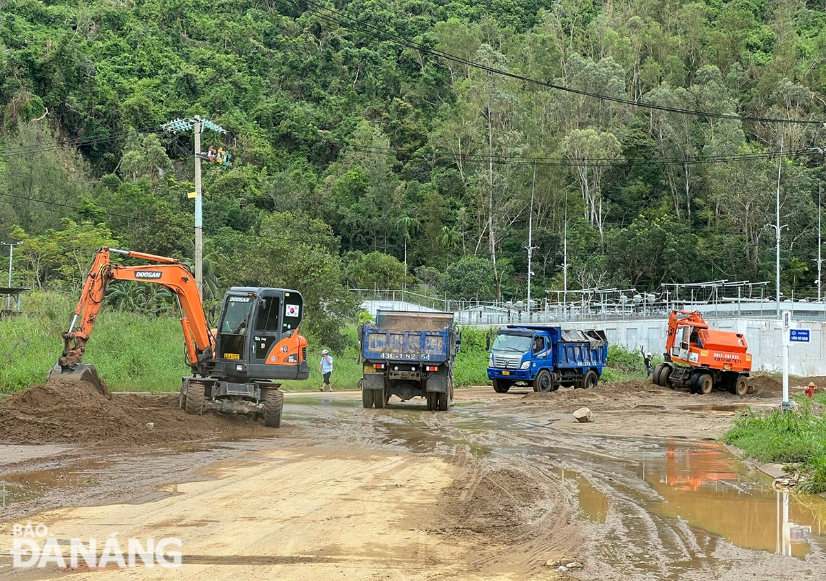 Lực lượng chức năng tổ chức dọn dẹp đường ra bán đảo Sơn Trà.