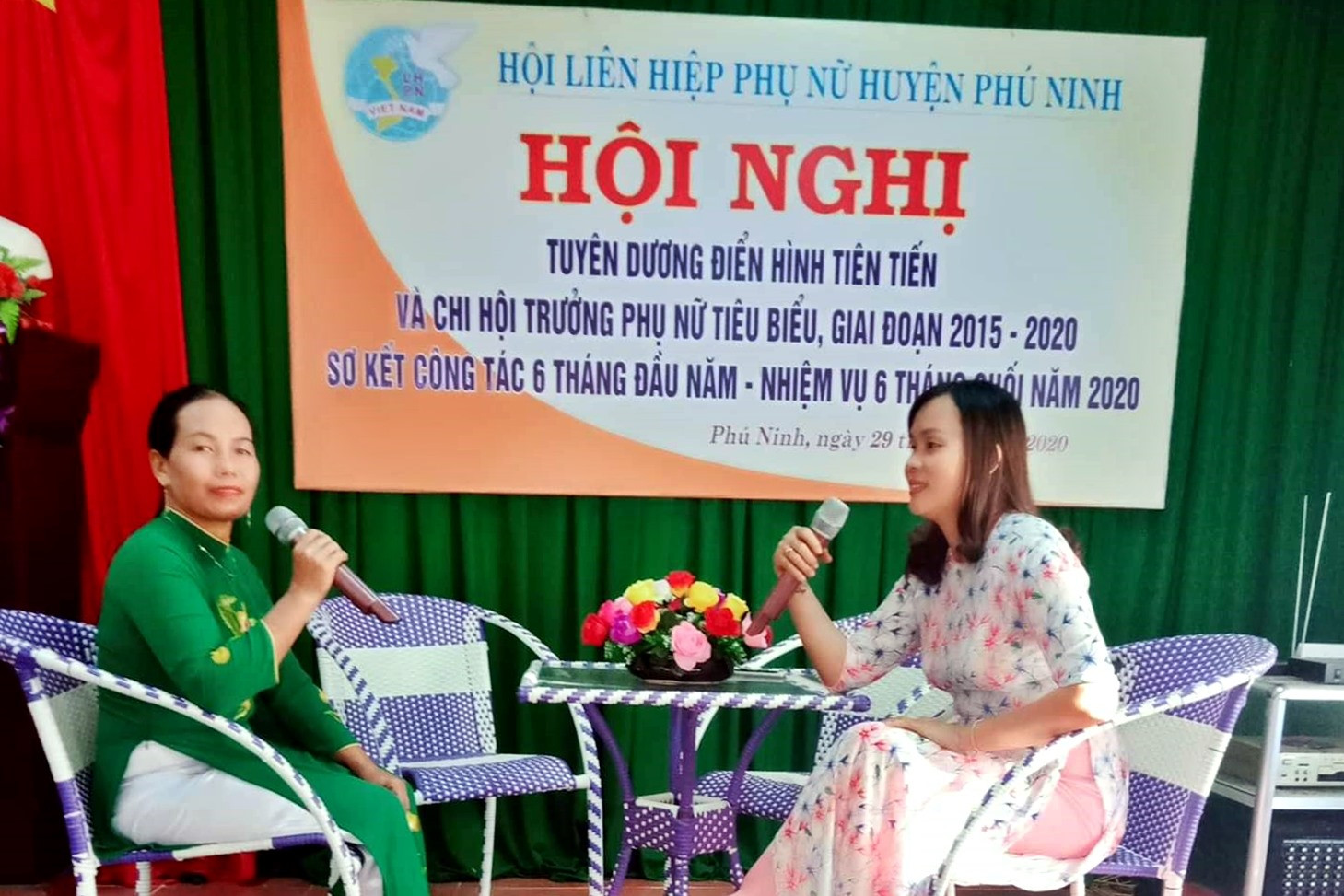 Bà Lý Thị Sang (bên trái) chia sẻ kinh nghiệm thoát nghèo với các hội viên Hội LHPN huyện Phú Ninh tại một diễn đàn về phong trào hội. Ảnh: Đ.T