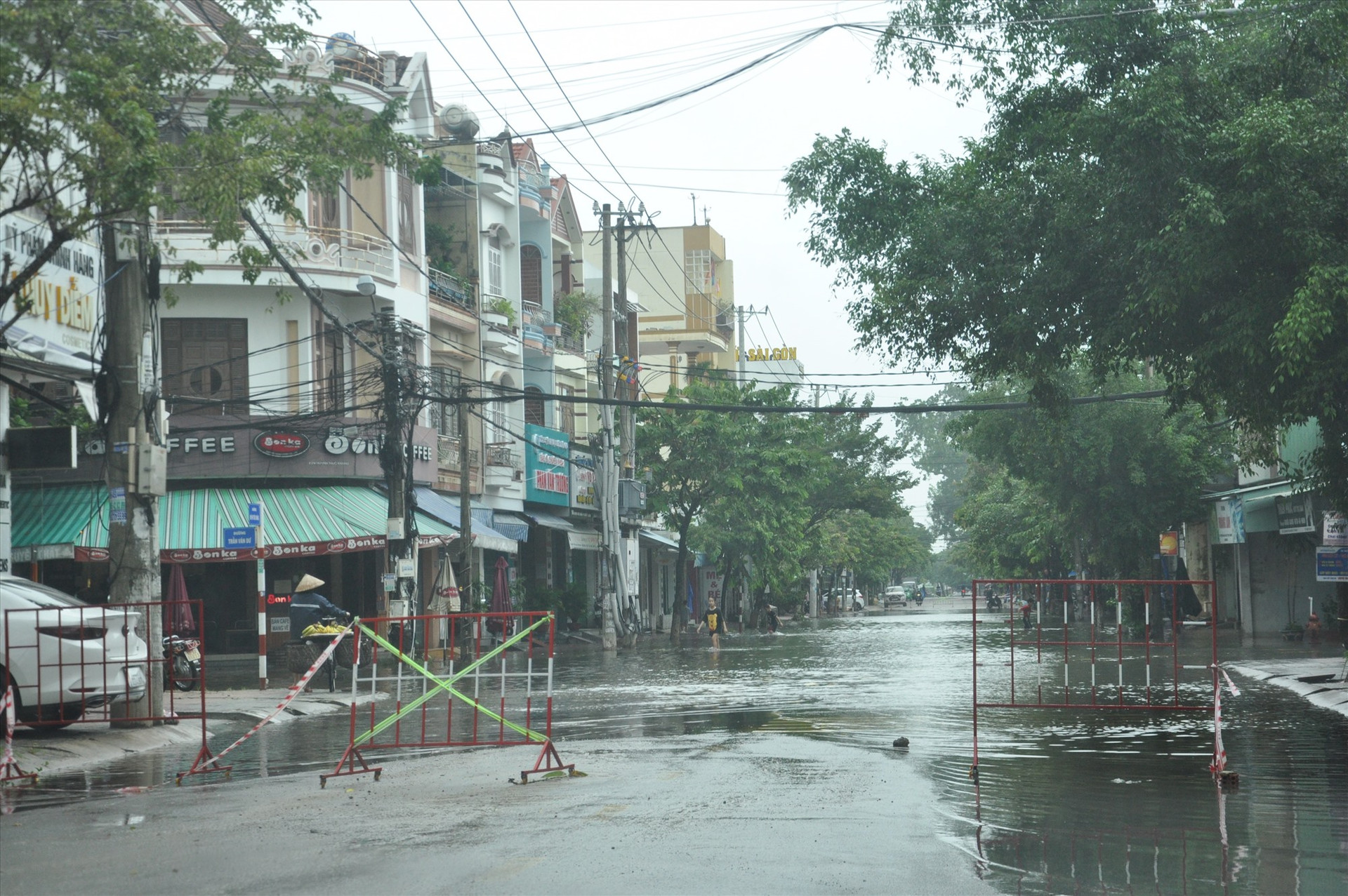 Khu vực nút Trần Văn Dư - Huỳnh Thúc Kháng rất cần cải tạo, nâng cấp mặt đường, thoát nước, tránh tình trạng ngập úng vào mùa mưa lụt. Ảnh: X.P