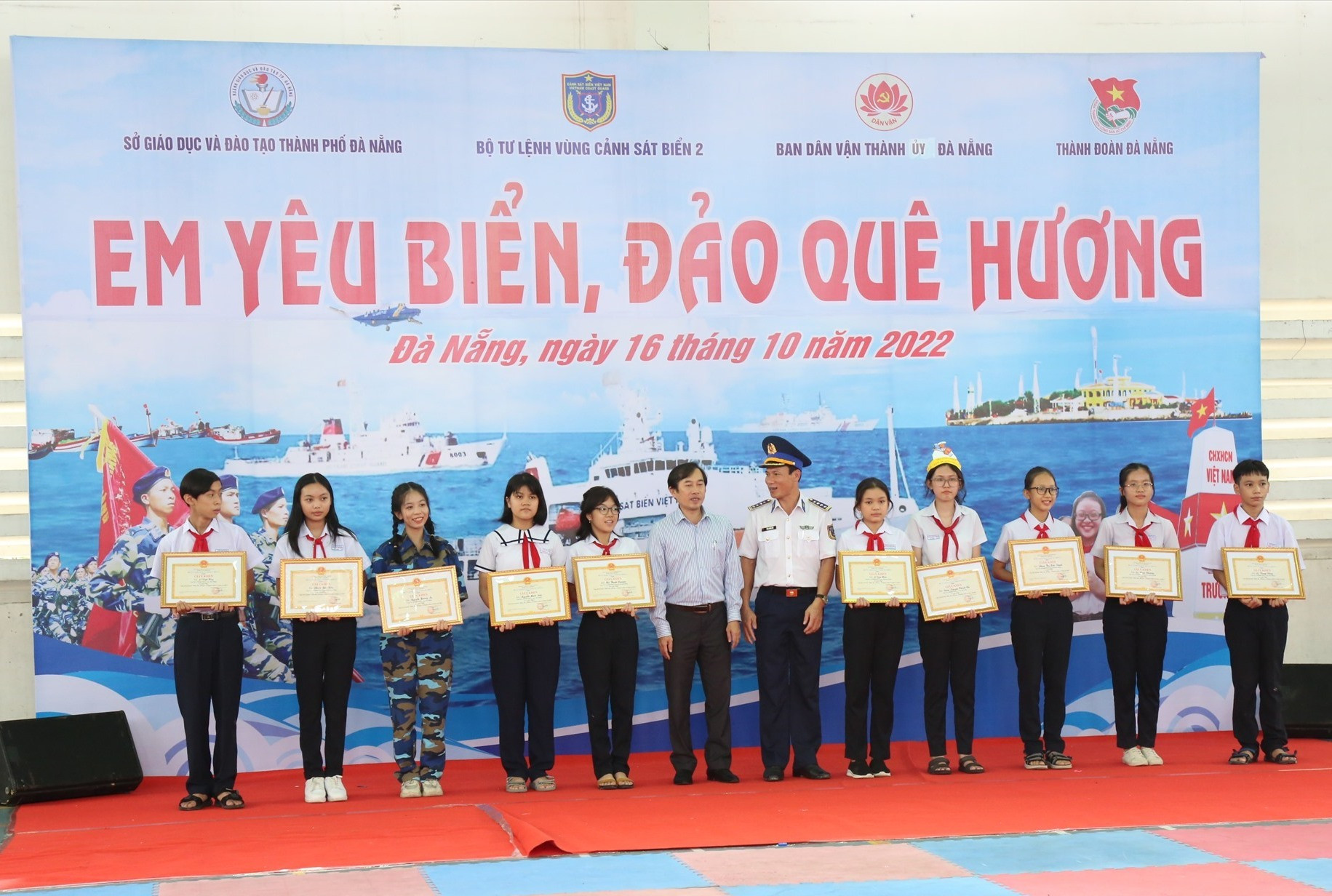 Trao giải cho các em đạt giải cao trong cuộc thi thi vẽ tranh Biển, đảo Tổ quốc và Người chiến sỹ Cảnh sát biển