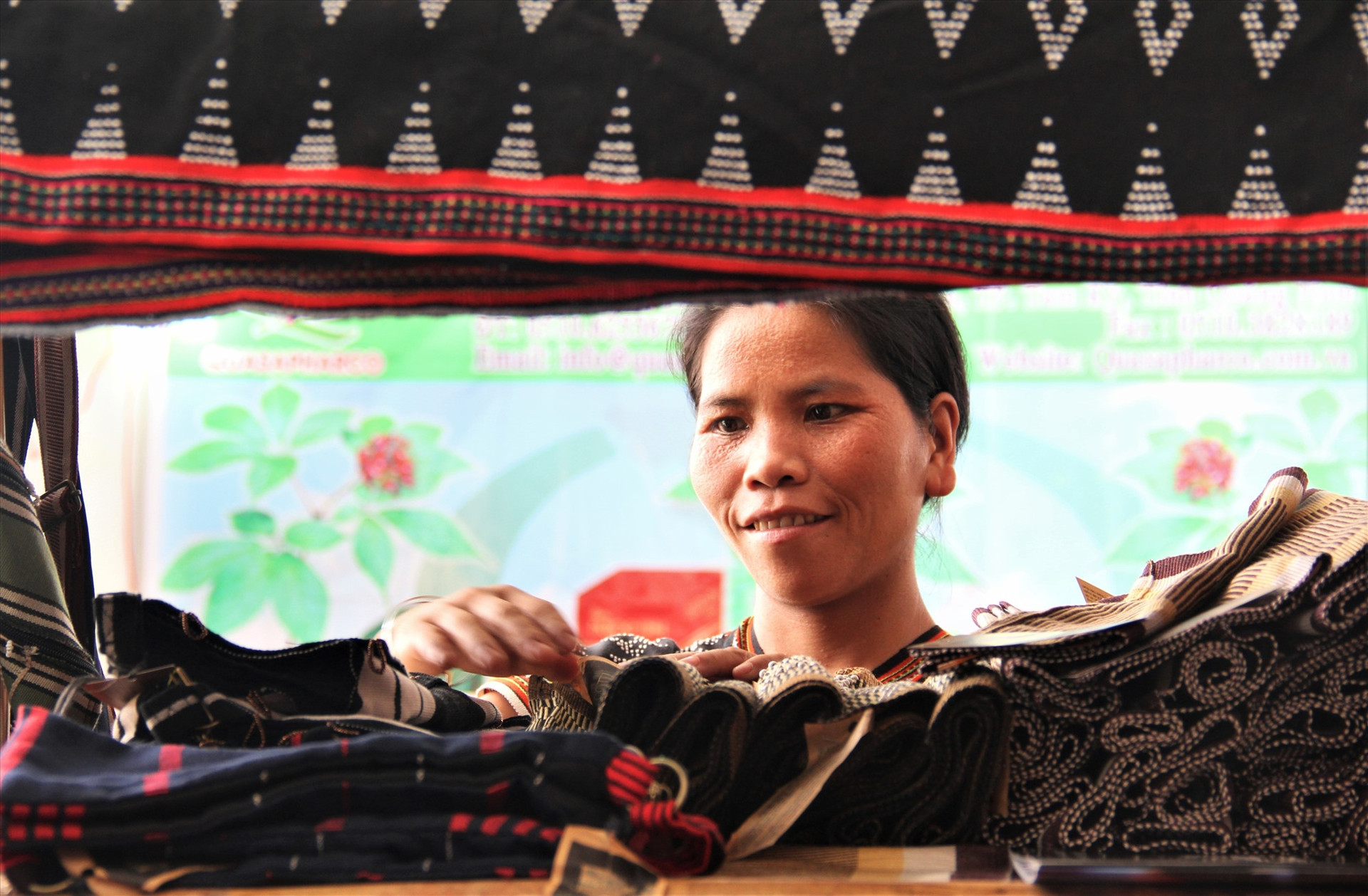 Vực dậy làng nghề truyền thống, sản phẩm dệt Cơ Tu ở Đhrôồng trở thành thương hiệu thu hút du khách. Ảnh: ALĂNG NGƯỚC