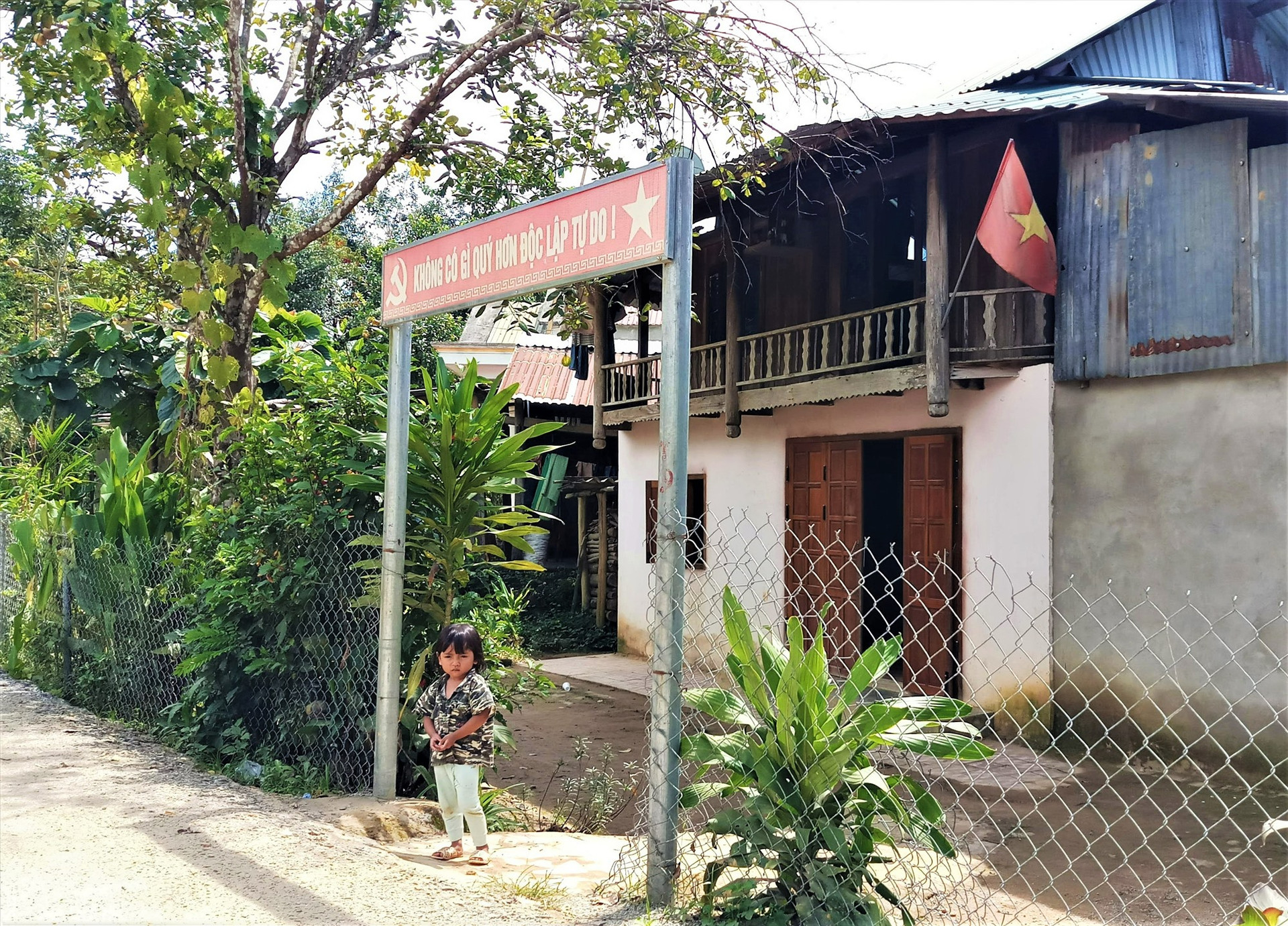 Sinh sống hàng chục năm trên đất Việt nhưng nhiều ngôi nhà của người Lào di cư ở vùng cao Quảng Nam vẫn mang một phần kiểu dáng kiến trúc của xứ sở bên kia dãy Trường Sơn. Ảnh: ALĂNG NGƯỚC
